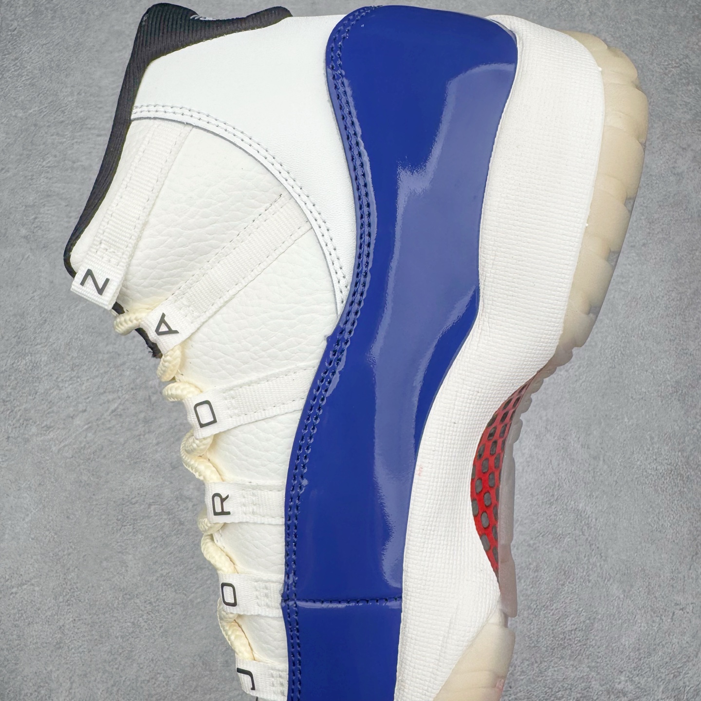 图片[7]-＃KZ神版 Air Jordan AJ11 Retro High Rare Air 高帮系列 氧化做旧宝蓝 IH0296-400 市场中端王者 耗时半年巨作 全套原纸板楦头开发 确保原汁原味 完美呈现11代版型 此版本只针对中端市场 皮料材质有所更替 其他数据细节工艺流程均保持一致绝不口嗨 细节品控鞋型随意秒杀市面3XX 原楦原档案数据开模打造 原厂中底拉帮钢印 原厂进口漆皮 防冻不开裂 原装鞋撑 水晶大底正确色度色泽 原楦原数据刺绣 原厂车缝走线及对位 毫厘不差 飞人logo采用原数据电脑刺绣 原装正品碳纤维真实碳板 增强抗扭 原内标 原盒标 正确官方原盒 防氧化水晶外底 原厂配套全掌solo气垫 进口港宝加持 后跟自然饱满 全鞋荧光划线卡点 追求极致完美 每一双都是工艺品 多重QC质检 超越公司货的品控标准 实实在在的免检产品 尺码：36 36.5 37.5 38 38.5 39 40 40.5 41 42 42.5 43 44 44.5 45 46 47.5-选品中心