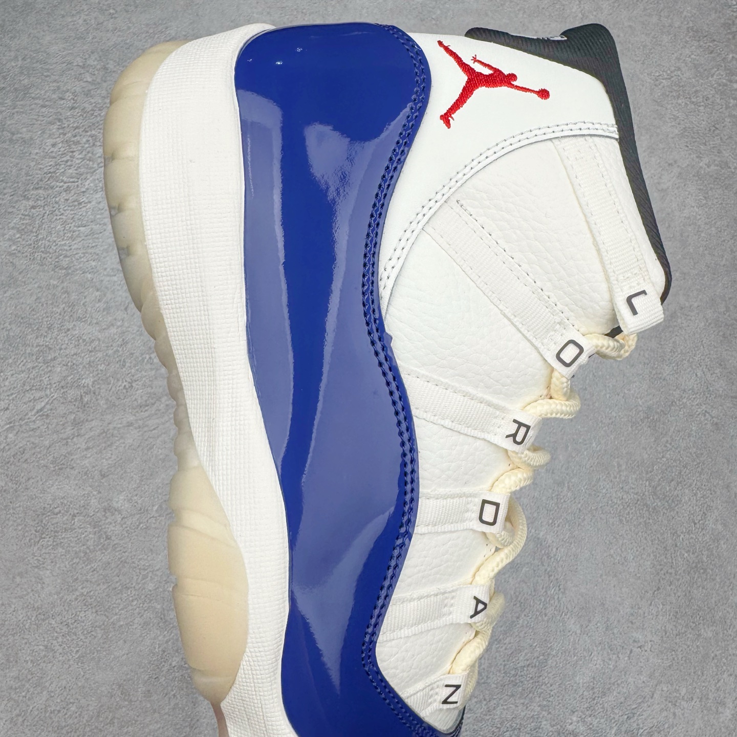 图片[6]-＃KZ神版 Air Jordan AJ11 Retro High Rare Air 高帮系列 氧化做旧宝蓝 IH0296-400 市场中端王者 耗时半年巨作 全套原纸板楦头开发 确保原汁原味 完美呈现11代版型 此版本只针对中端市场 皮料材质有所更替 其他数据细节工艺流程均保持一致绝不口嗨 细节品控鞋型随意秒杀市面3XX 原楦原档案数据开模打造 原厂中底拉帮钢印 原厂进口漆皮 防冻不开裂 原装鞋撑 水晶大底正确色度色泽 原楦原数据刺绣 原厂车缝走线及对位 毫厘不差 飞人logo采用原数据电脑刺绣 原装正品碳纤维真实碳板 增强抗扭 原内标 原盒标 正确官方原盒 防氧化水晶外底 原厂配套全掌solo气垫 进口港宝加持 后跟自然饱满 全鞋荧光划线卡点 追求极致完美 每一双都是工艺品 多重QC质检 超越公司货的品控标准 实实在在的免检产品 尺码：36 36.5 37.5 38 38.5 39 40 40.5 41 42 42.5 43 44 44.5 45 46 47.5-选品中心