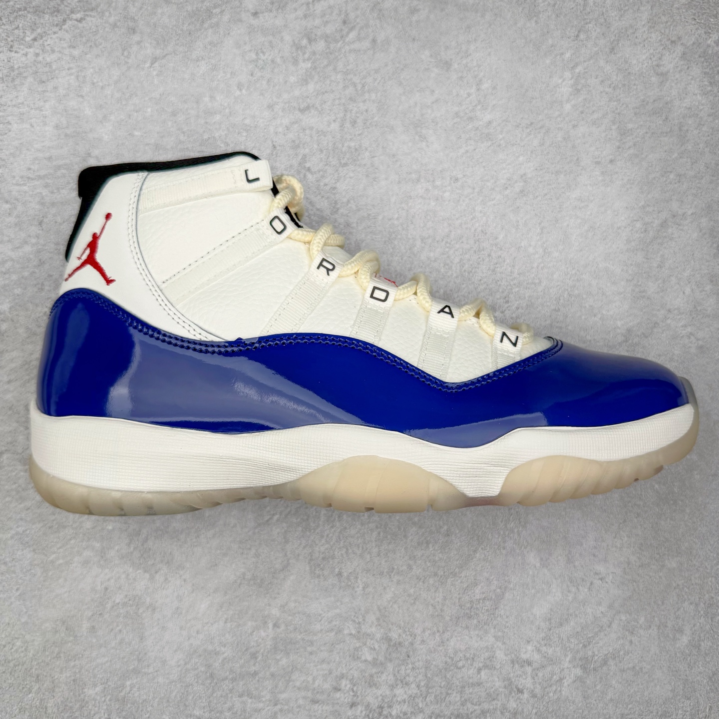 ＃KZ神版 Air Jordan AJ11 Retro High Rare Air 高帮系列 氧化做旧宝蓝 IH0296-400 市场中端王者 耗时半年巨作 全套原纸板楦头开发 确保原汁原味 完美呈现11代版型 此版本只针对中端市场 皮料材质有所更替 其他数据细节工艺流程均保持一致绝不口嗨 细节品控鞋型随意秒杀市面3XX 原楦原档案数据开模打造 原厂中底拉帮钢印 原厂进口漆皮 防冻不开裂 原装鞋撑 水晶大底正确色度色泽 原楦原数据刺绣 原厂车缝走线及对位 毫厘不差 飞人logo采用原数据电脑刺绣 原装正品碳纤维真实碳板 增强抗扭 原内标 原盒标 正确官方原盒 防氧化水晶外底 原厂配套全掌solo气垫 进口港宝加持 后跟自然饱满 全鞋荧光划线卡点 追求极致完美 每一双都是工艺品 多重QC质检 超越公司货的品控标准 实实在在的免检产品 尺码：36 36.5 37.5 38 38.5 39 40 40.5 41 42 42.5 43 44 44.5 45 46 47.5-选品中心