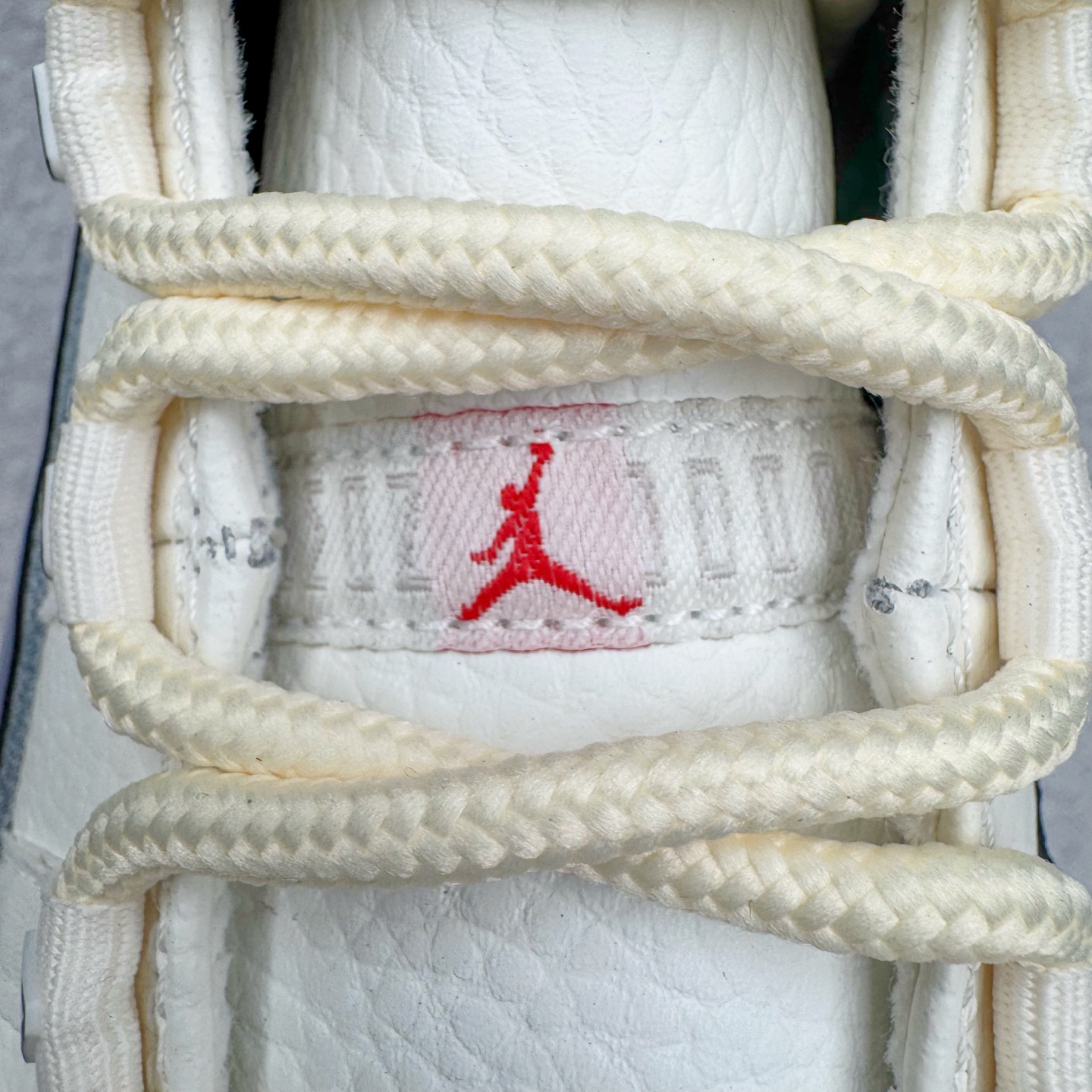 图片[16]-＃KZ神版 Air Jordan AJ11 Retro High Rare Air 高帮系列 氧化做旧宝蓝 IH0296-400 市场中端王者 耗时半年巨作 全套原纸板楦头开发 确保原汁原味 完美呈现11代版型 此版本只针对中端市场 皮料材质有所更替 其他数据细节工艺流程均保持一致绝不口嗨 细节品控鞋型随意秒杀市面3XX 原楦原档案数据开模打造 原厂中底拉帮钢印 原厂进口漆皮 防冻不开裂 原装鞋撑 水晶大底正确色度色泽 原楦原数据刺绣 原厂车缝走线及对位 毫厘不差 飞人logo采用原数据电脑刺绣 原装正品碳纤维真实碳板 增强抗扭 原内标 原盒标 正确官方原盒 防氧化水晶外底 原厂配套全掌solo气垫 进口港宝加持 后跟自然饱满 全鞋荧光划线卡点 追求极致完美 每一双都是工艺品 多重QC质检 超越公司货的品控标准 实实在在的免检产品 尺码：36 36.5 37.5 38 38.5 39 40 40.5 41 42 42.5 43 44 44.5 45 46 47.5-选品中心