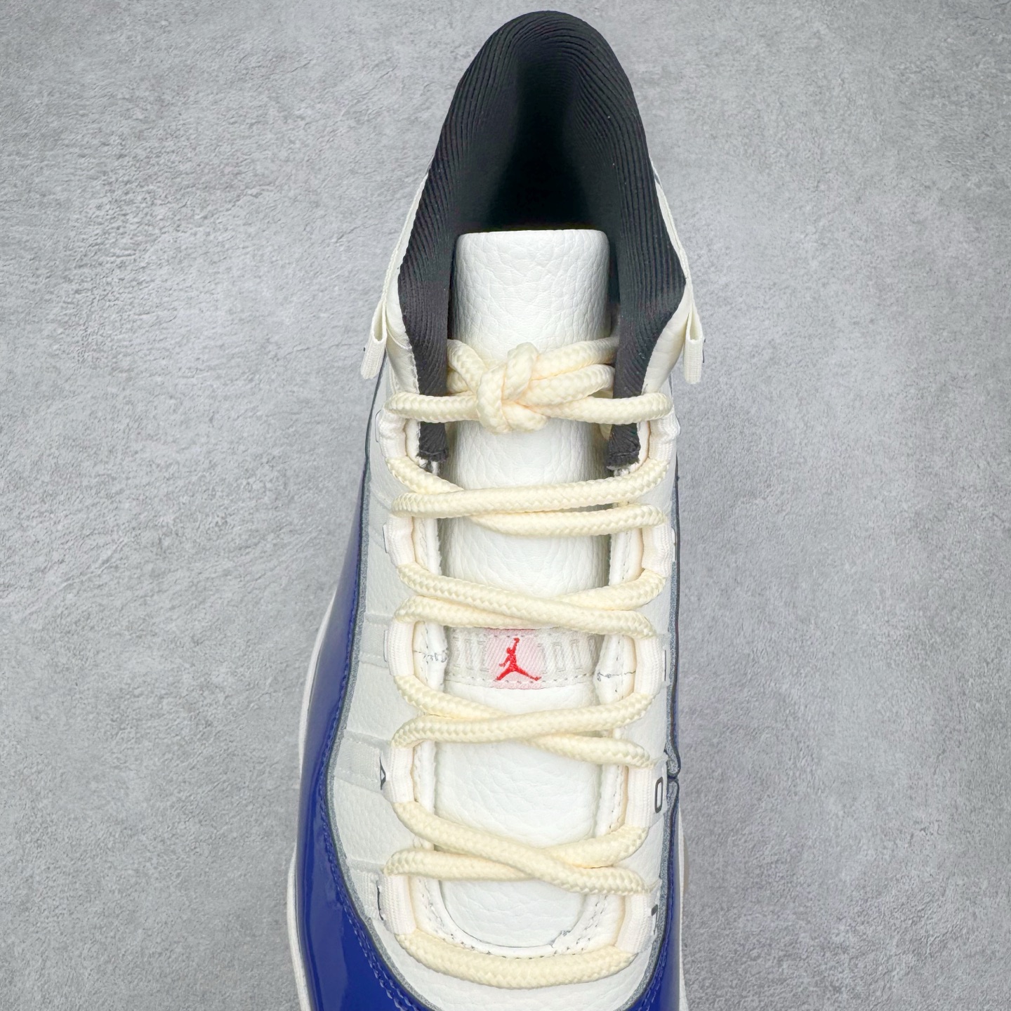 图片[5]-＃KZ神版 Air Jordan AJ11 Retro High Rare Air 高帮系列 氧化做旧宝蓝 IH0296-400 市场中端王者 耗时半年巨作 全套原纸板楦头开发 确保原汁原味 完美呈现11代版型 此版本只针对中端市场 皮料材质有所更替 其他数据细节工艺流程均保持一致绝不口嗨 细节品控鞋型随意秒杀市面3XX 原楦原档案数据开模打造 原厂中底拉帮钢印 原厂进口漆皮 防冻不开裂 原装鞋撑 水晶大底正确色度色泽 原楦原数据刺绣 原厂车缝走线及对位 毫厘不差 飞人logo采用原数据电脑刺绣 原装正品碳纤维真实碳板 增强抗扭 原内标 原盒标 正确官方原盒 防氧化水晶外底 原厂配套全掌solo气垫 进口港宝加持 后跟自然饱满 全鞋荧光划线卡点 追求极致完美 每一双都是工艺品 多重QC质检 超越公司货的品控标准 实实在在的免检产品 尺码：36 36.5 37.5 38 38.5 39 40 40.5 41 42 42.5 43 44 44.5 45 46 47.5-选品中心