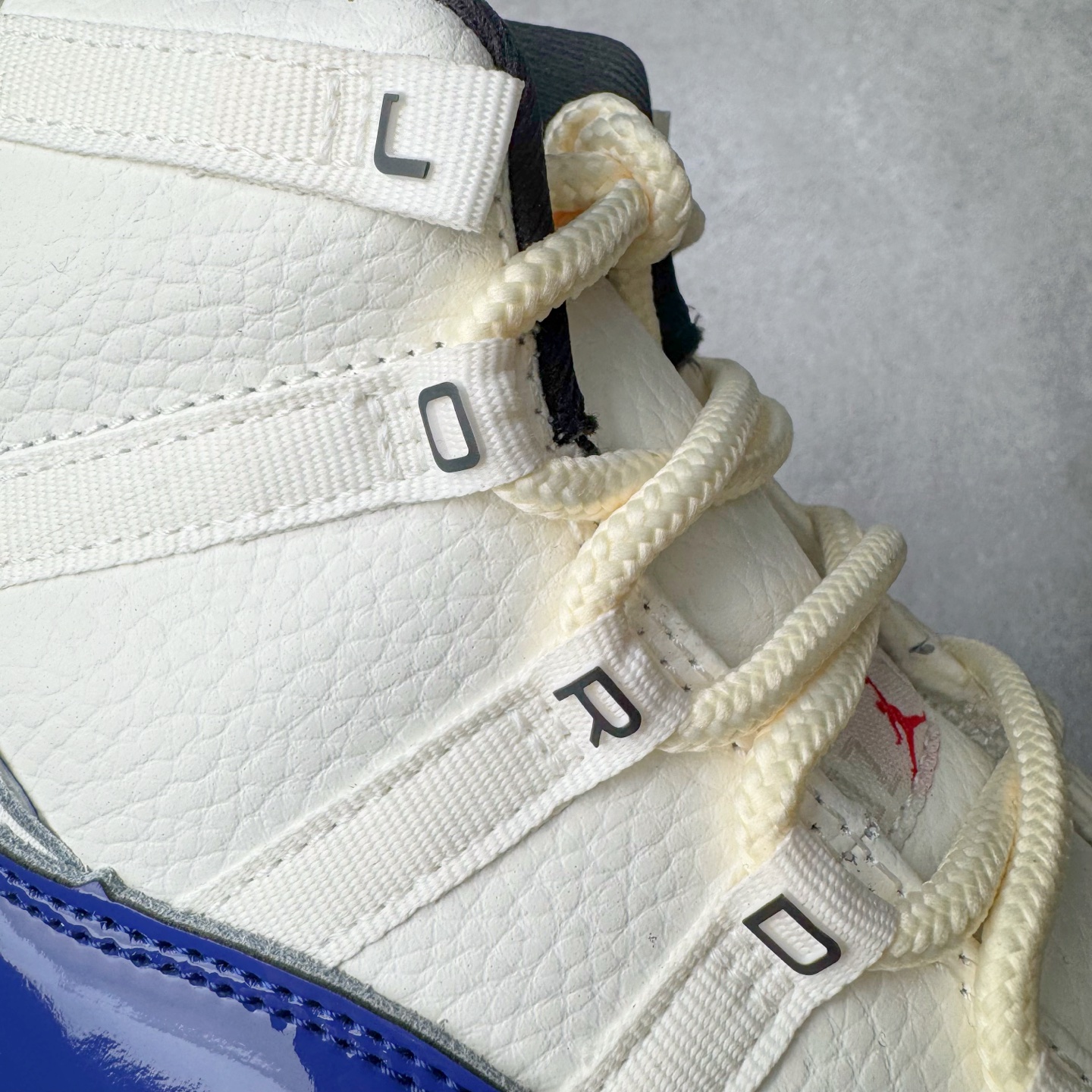 图片[20]-＃KZ神版 Air Jordan AJ11 Retro High Rare Air 高帮系列 氧化做旧宝蓝 IH0296-400 市场中端王者 耗时半年巨作 全套原纸板楦头开发 确保原汁原味 完美呈现11代版型 此版本只针对中端市场 皮料材质有所更替 其他数据细节工艺流程均保持一致绝不口嗨 细节品控鞋型随意秒杀市面3XX 原楦原档案数据开模打造 原厂中底拉帮钢印 原厂进口漆皮 防冻不开裂 原装鞋撑 水晶大底正确色度色泽 原楦原数据刺绣 原厂车缝走线及对位 毫厘不差 飞人logo采用原数据电脑刺绣 原装正品碳纤维真实碳板 增强抗扭 原内标 原盒标 正确官方原盒 防氧化水晶外底 原厂配套全掌solo气垫 进口港宝加持 后跟自然饱满 全鞋荧光划线卡点 追求极致完美 每一双都是工艺品 多重QC质检 超越公司货的品控标准 实实在在的免检产品 尺码：36 36.5 37.5 38 38.5 39 40 40.5 41 42 42.5 43 44 44.5 45 46 47.5-选品中心