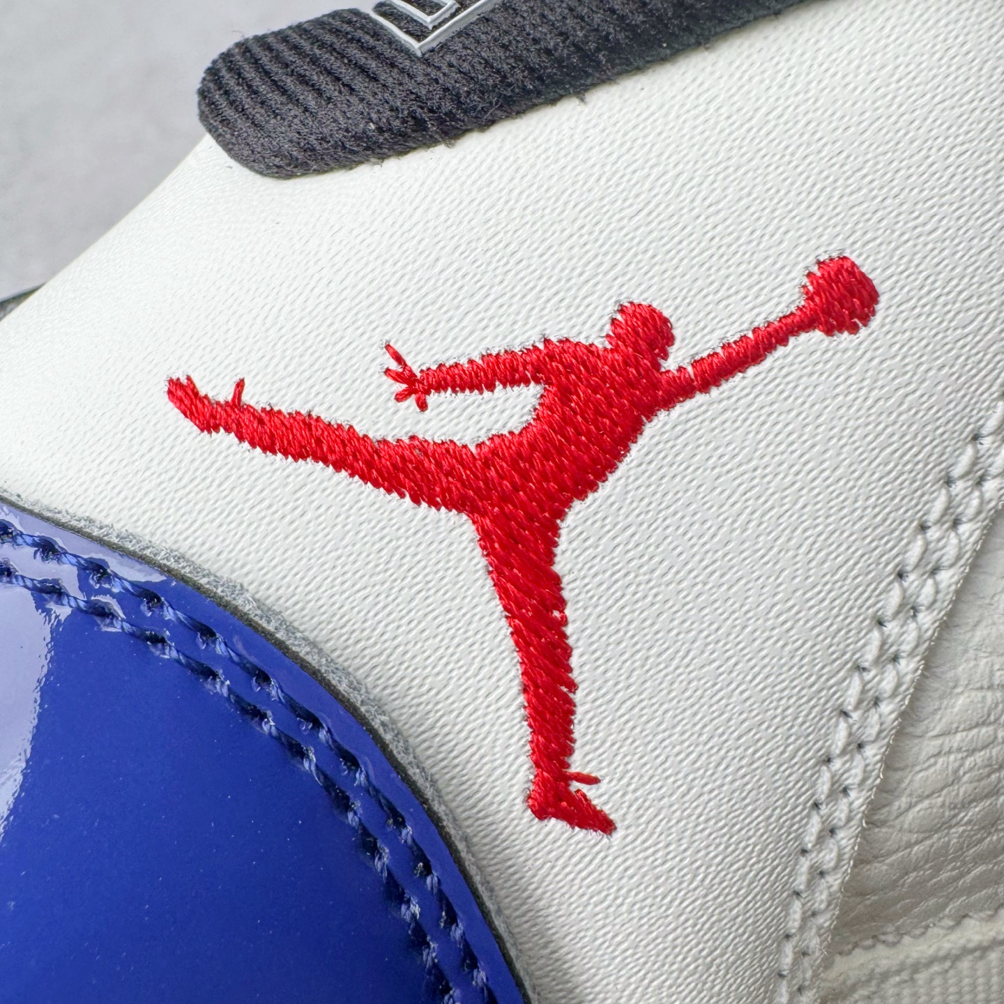 图片[19]-＃KZ神版 Air Jordan AJ11 Retro High Rare Air 高帮系列 氧化做旧宝蓝 IH0296-400 市场中端王者 耗时半年巨作 全套原纸板楦头开发 确保原汁原味 完美呈现11代版型 此版本只针对中端市场 皮料材质有所更替 其他数据细节工艺流程均保持一致绝不口嗨 细节品控鞋型随意秒杀市面3XX 原楦原档案数据开模打造 原厂中底拉帮钢印 原厂进口漆皮 防冻不开裂 原装鞋撑 水晶大底正确色度色泽 原楦原数据刺绣 原厂车缝走线及对位 毫厘不差 飞人logo采用原数据电脑刺绣 原装正品碳纤维真实碳板 增强抗扭 原内标 原盒标 正确官方原盒 防氧化水晶外底 原厂配套全掌solo气垫 进口港宝加持 后跟自然饱满 全鞋荧光划线卡点 追求极致完美 每一双都是工艺品 多重QC质检 超越公司货的品控标准 实实在在的免检产品 尺码：36 36.5 37.5 38 38.5 39 40 40.5 41 42 42.5 43 44 44.5 45 46 47.5-选品中心