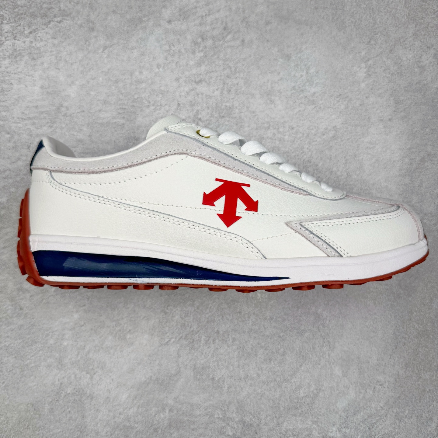 ＃C版 DESCENTE Cron Racer BGWH 迪桑特舒适百搭防滑耐磨低帮休闲跑步鞋男女同款 DESCENTE（迪桑特）创立于1935年，品牌名取自法语词汇，意为“滑降”。品牌箭头标识代表滑雪的三种技术“高速直线滑行”、“穿越”和“侧滑”，也寓意品牌在打造高端专业运动产品中不断追求完美的创新精神，致力于成为中国高端专业滑雪、综训、女子、铁人三项、高尔夫的第一品牌。实拍调校N版已经零色差零失真 百分百还原实物色彩所见即所得 不存在货不对板色差等低级问题 选购参考实物拍摄 不混卖不参货 只用心做好货严格选品 承诺混一赔十 尺码：36 36.5 37.5 38 38.5 39 40 40.5 41 42 42.5 43 44 44.5 45-选品中心