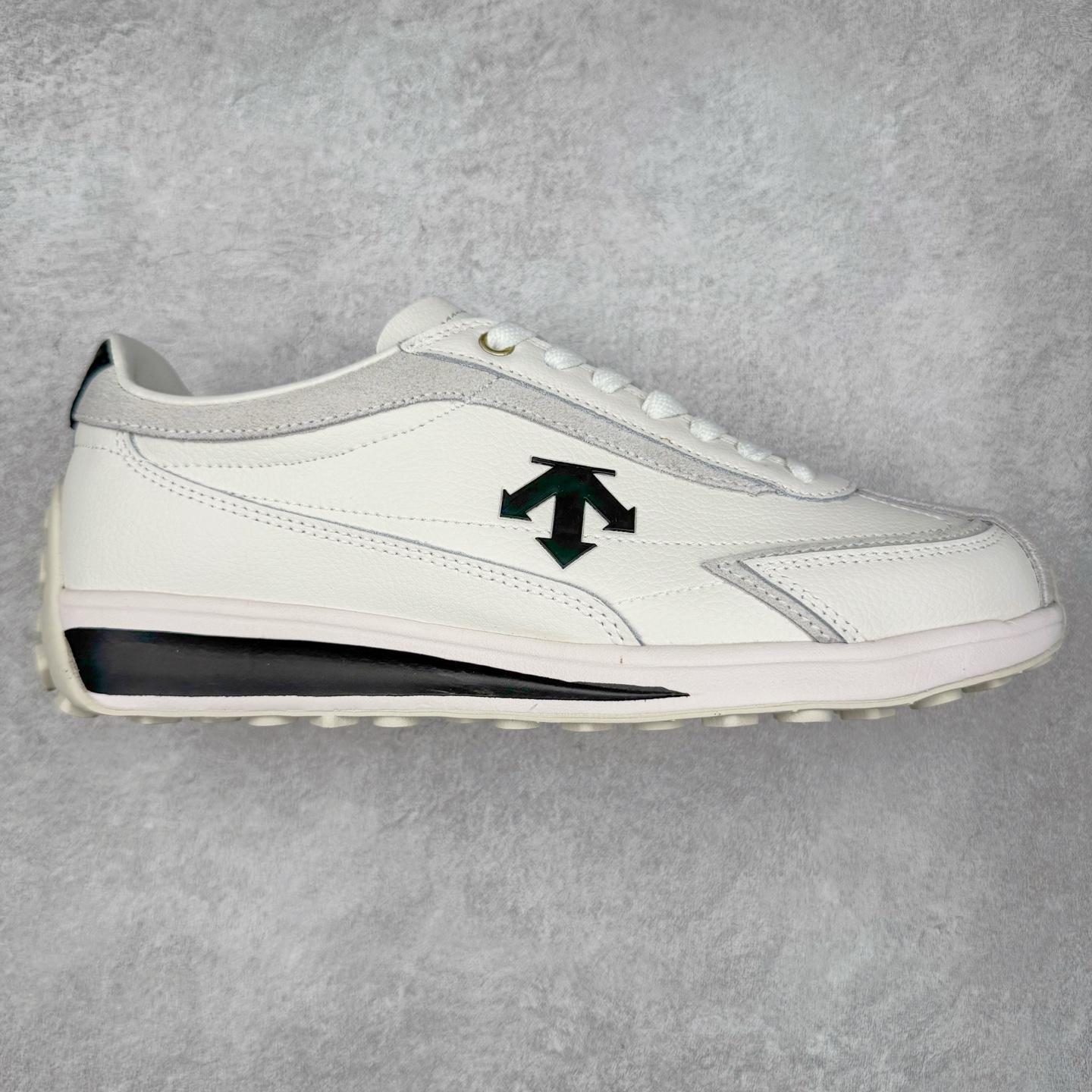 图片[6]-＃C版 DESCENTE Cron Racer BGWH 迪桑特舒适百搭防滑耐磨低帮休闲跑步鞋男女同款 DESCENTE（迪桑特）创立于1935年，品牌名取自法语词汇，意为“滑降”。品牌箭头标识代表滑雪的三种技术“高速直线滑行”、“穿越”和“侧滑”，也寓意品牌在打造高端专业运动产品中不断追求完美的创新精神，致力于成为中国高端专业滑雪、综训、女子、铁人三项、高尔夫的第一品牌。实拍调校N版已经零色差零失真 百分百还原实物色彩所见即所得 不存在货不对板色差等低级问题 选购参考实物拍摄 不混卖不参货 只用心做好货严格选品 承诺混一赔十 尺码：36 36.5 37.5 38 38.5 39 40 40.5 41 42 42.5 43 44 44.5 45-选品中心