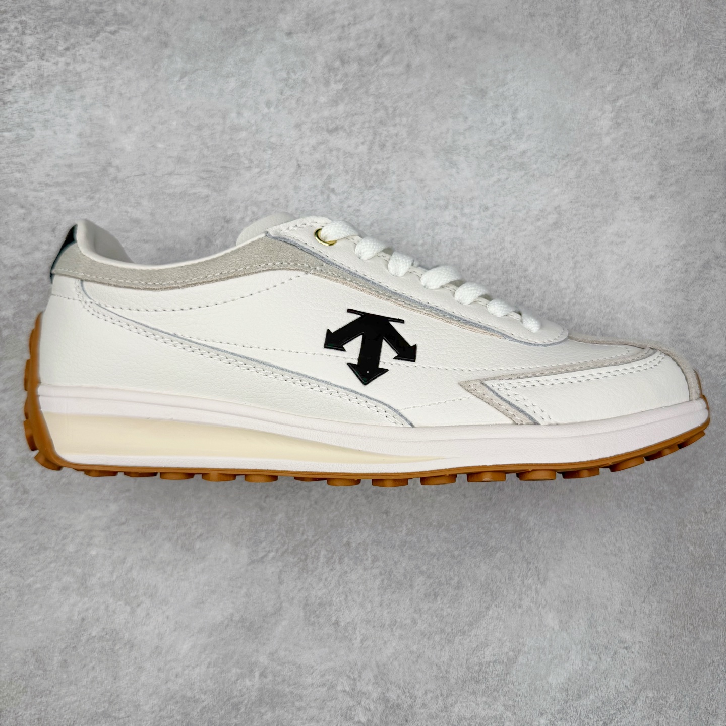 图片[5]-＃C版 DESCENTE Cron Racer BGWH 迪桑特舒适百搭防滑耐磨低帮休闲跑步鞋男女同款 DESCENTE（迪桑特）创立于1935年，品牌名取自法语词汇，意为“滑降”。品牌箭头标识代表滑雪的三种技术“高速直线滑行”、“穿越”和“侧滑”，也寓意品牌在打造高端专业运动产品中不断追求完美的创新精神，致力于成为中国高端专业滑雪、综训、女子、铁人三项、高尔夫的第一品牌。实拍调校N版已经零色差零失真 百分百还原实物色彩所见即所得 不存在货不对板色差等低级问题 选购参考实物拍摄 不混卖不参货 只用心做好货严格选品 承诺混一赔十 尺码：36 36.5 37.5 38 38.5 39 40 40.5 41 42 42.5 43 44 44.5 45-选品中心