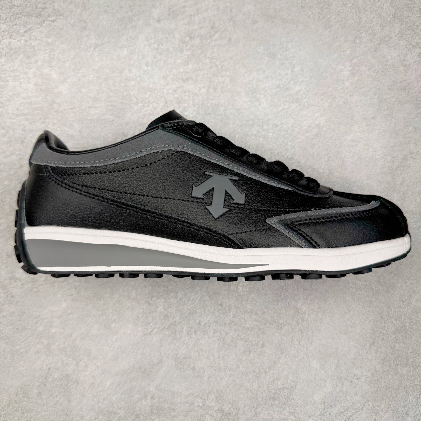 ＃C版 DESCENTE Cron Racer BGWH 迪桑特舒适百搭防滑耐磨低帮休闲跑步鞋男女同款 DESCENTE（迪桑特）创立于1935年，品牌名取自法语词汇，意为“滑降”。品牌箭头标识代表滑雪的三种技术“高速直线滑行”、“穿越”和“侧滑”，也寓意品牌在打造高端专业运动产品中不断追求完美的创新精神，致力于成为中国高端专业滑雪、综训、女子、铁人三项、高尔夫的第一品牌。实拍调校N版已经零色差零失真 百分百还原实物色彩所见即所得 不存在货不对板色差等低级问题 选购参考实物拍摄 不混卖不参货 只用心做好货严格选品 承诺混一赔十 尺码：36 36.5 37.5 38 38.5 39 40 40.5 41 42 42.5 43 44 44.5 45-选品中心