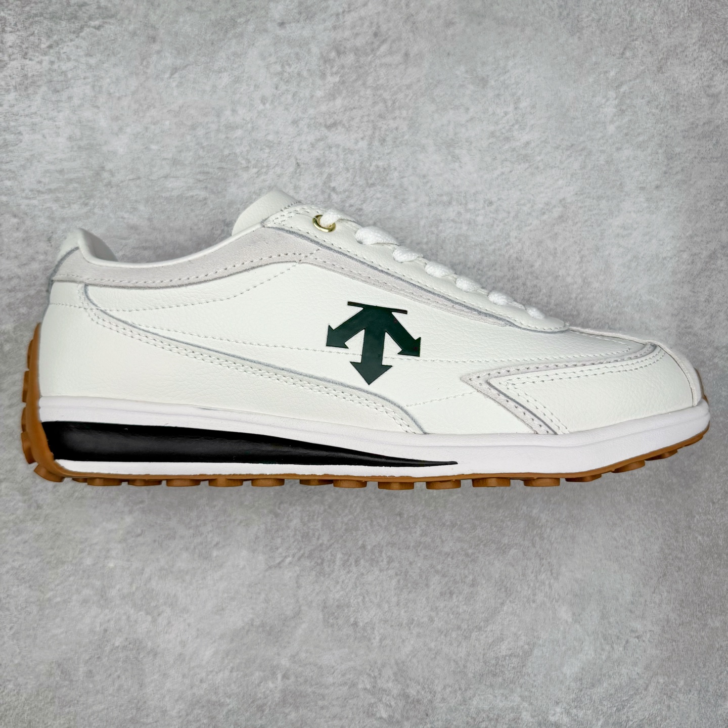 图片[4]-＃C版 DESCENTE Cron Racer BGWH 迪桑特舒适百搭防滑耐磨低帮休闲跑步鞋男女同款 DESCENTE（迪桑特）创立于1935年，品牌名取自法语词汇，意为“滑降”。品牌箭头标识代表滑雪的三种技术“高速直线滑行”、“穿越”和“侧滑”，也寓意品牌在打造高端专业运动产品中不断追求完美的创新精神，致力于成为中国高端专业滑雪、综训、女子、铁人三项、高尔夫的第一品牌。实拍调校N版已经零色差零失真 百分百还原实物色彩所见即所得 不存在货不对板色差等低级问题 选购参考实物拍摄 不混卖不参货 只用心做好货严格选品 承诺混一赔十 尺码：36 36.5 37.5 38 38.5 39 40 40.5 41 42 42.5 43 44 44.5 45-选品中心