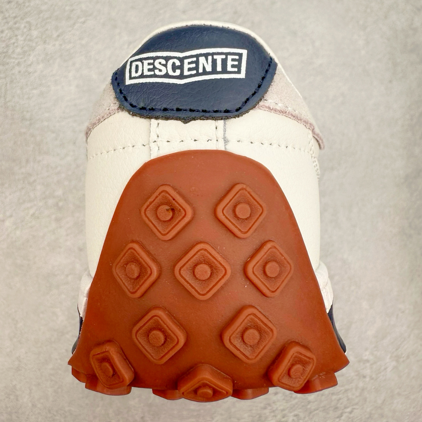 图片[8]-＃C版 DESCENTE Cron Racer BGWH 迪桑特舒适百搭防滑耐磨低帮休闲跑步鞋男女同款 DESCENTE（迪桑特）创立于1935年，品牌名取自法语词汇，意为“滑降”。品牌箭头标识代表滑雪的三种技术“高速直线滑行”、“穿越”和“侧滑”，也寓意品牌在打造高端专业运动产品中不断追求完美的创新精神，致力于成为中国高端专业滑雪、综训、女子、铁人三项、高尔夫的第一品牌。实拍调校N版已经零色差零失真 百分百还原实物色彩所见即所得 不存在货不对板色差等低级问题 选购参考实物拍摄 不混卖不参货 只用心做好货严格选品 承诺混一赔十 尺码：36 36.5 37.5 38 38.5 39 40 40.5 41 42 42.5 43 44 44.5 45-选品中心