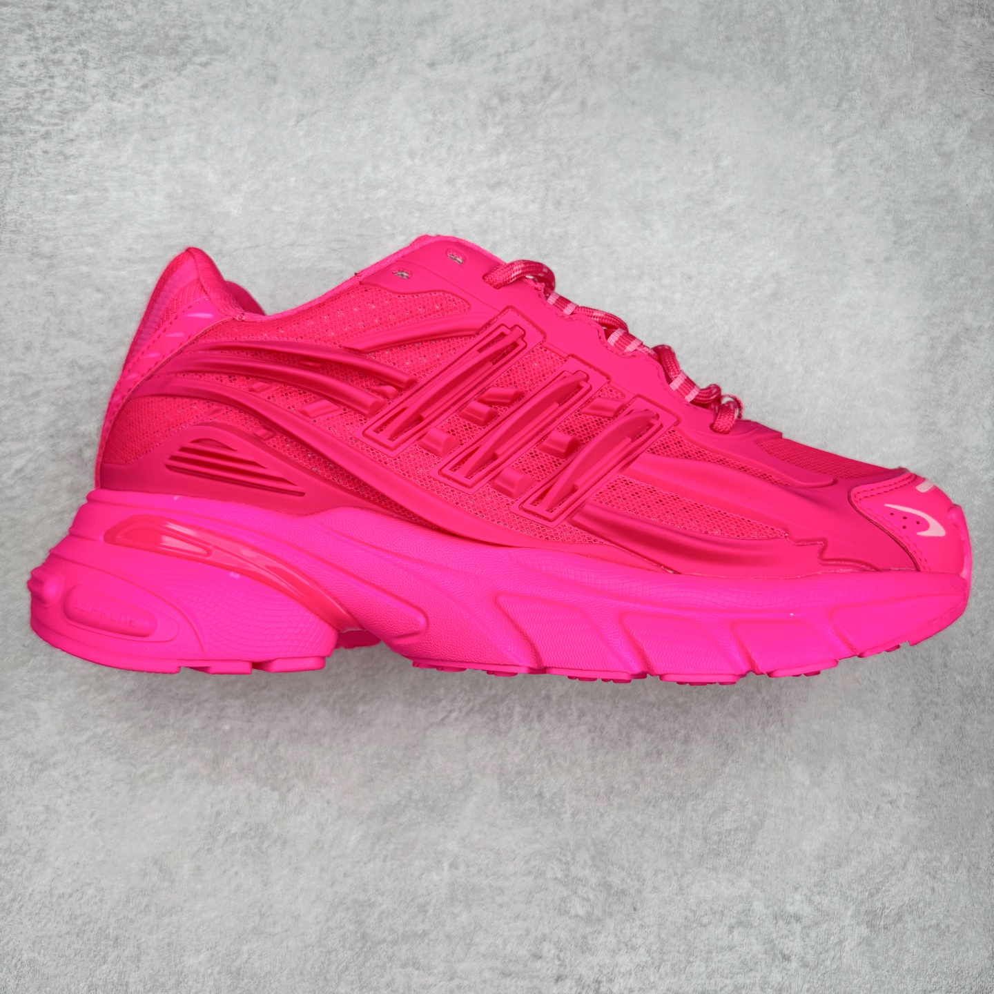 Pharrell x adidas Adistar Jellyfish 低帮复古风老爹鞋 Adistar Cushion联名出的这款复古老爹鞋简直是未来科技感十足 以3D风格焕新演绎标志性三条纹 为造型添上点睛之笔 金属质感视觉效果TPU自带哑光反射 非常的细节 最大的亮点无疑是鞋屁股 大块的tpu包裹 让增高的大底不再突兀 更显腿长脚细 尺码：36 36.5 37 38 38.5 39 40 40.5 41 42 42.5 43 44 44.5 45 46 47-选品中心