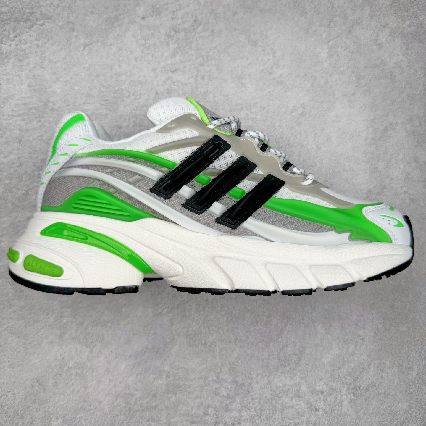 Pharrell x adidas Adistar Jellyfish 低帮复古风老爹鞋 Adistar Cushion联名出的这款复古老爹鞋简直是未来科技感十足 以3D风格焕新演绎标志性三条纹 为造型添上点睛之笔 金属质感视觉效果TPU自带哑光反射 非常的细节 最大的亮点无疑是鞋屁股 大块的tpu包裹 让增高的大底不再突兀 更显腿长脚细 尺码：36 36.5 37 38 38.5 39 40 40.5 41 42 42.5 43 44 44.5 45 46 47-选品中心