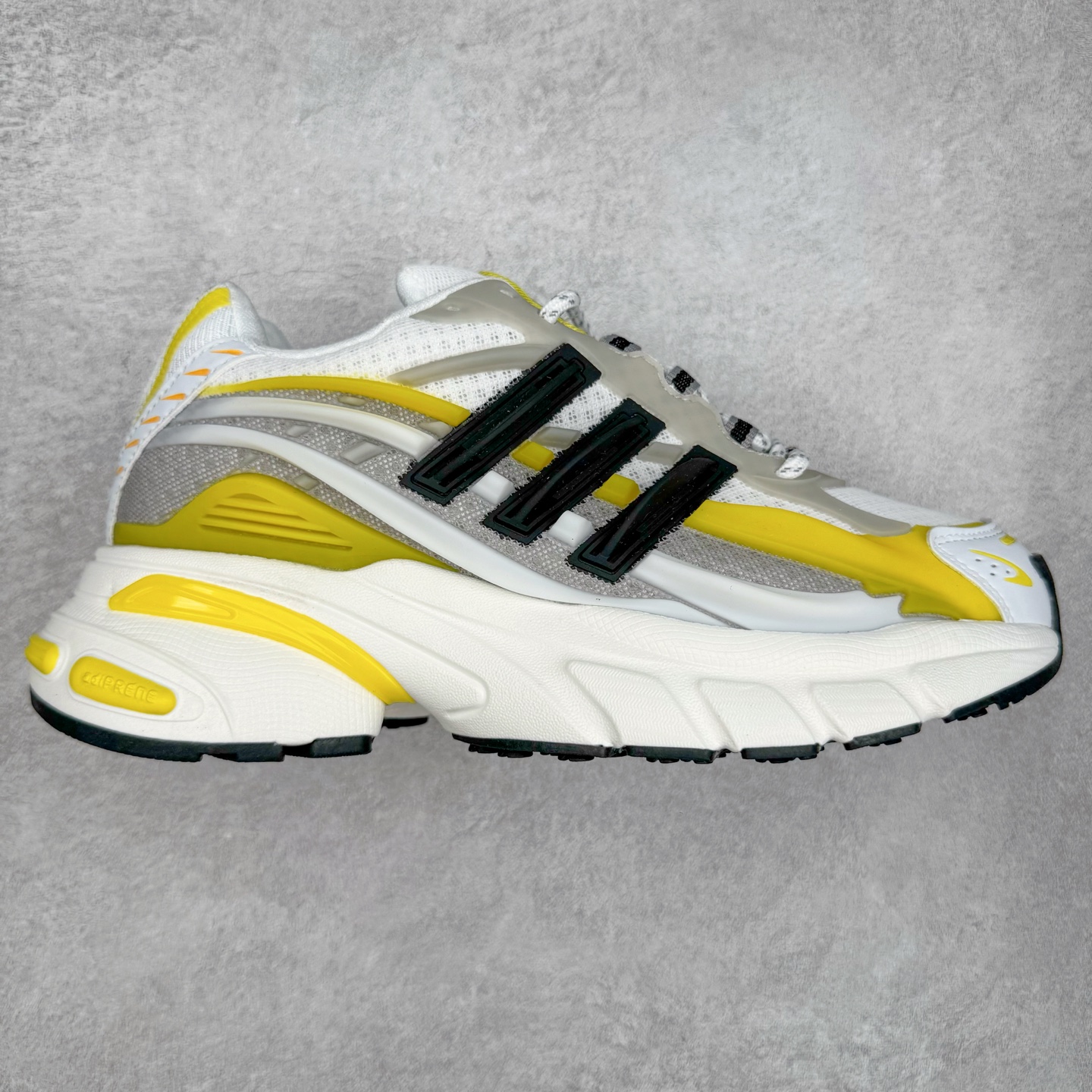 Pharrell x adidas Adistar Jellyfish 低帮复古风老爹鞋 Adistar Cushion联名出的这款复古老爹鞋简直是未来科技感十足 以3D风格焕新演绎标志性三条纹 为造型添上点睛之笔 金属质感视觉效果TPU自带哑光反射 非常的细节 最大的亮点无疑是鞋屁股 大块的tpu包裹 让增高的大底不再突兀 更显腿长脚细 尺码：36 36.5 37 38 38.5 39 40 40.5 41 42 42.5 43 44 44.5 45 46 47-选品中心