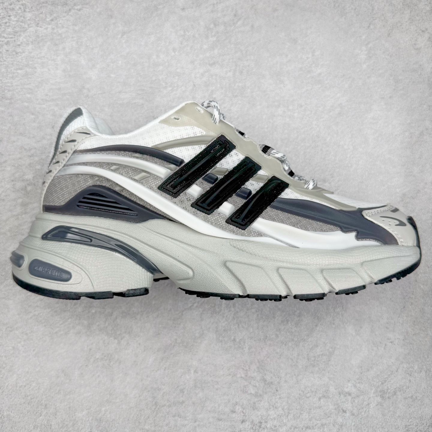 Pharrell x adidas Adistar Jellyfish 低帮复古风老爹鞋 Adistar Cushion联名出的这款复古老爹鞋简直是未来科技感十足 以3D风格焕新演绎标志性三条纹 为造型添上点睛之笔 金属质感视觉效果TPU自带哑光反射 非常的细节 最大的亮点无疑是鞋屁股 大块的tpu包裹 让增高的大底不再突兀 更显腿长脚细 尺码：36 36.5 37 38 38.5 39 40 40.5 41 42 42.5 43 44 44.5 45 46 47-选品中心