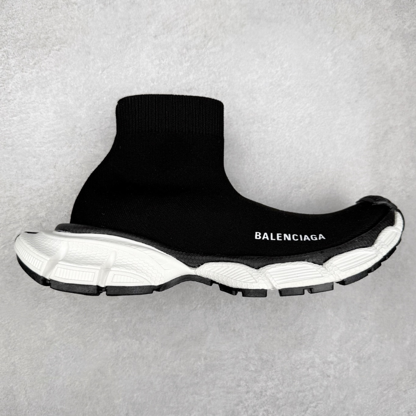 ＃福利特价 BALENCIAGA 3XL 巴黎世家袜子鞋复古休闲运动鞋 推出探索时尚界对于原创与挪用的概念、以全新系列致敬传承与经典 以标志性Balenciaga廓形和抽象大底 碰撞出诙谐又和谐的新创意 配套套现全码福利开炸 长期补货价格一步到位 市场中端王者 欢迎对比 实力大厂成熟流水线出品 品控完美 免检产品 新配色陆续开发 全套原纸板楦头开发 完美版型 鞋头边缘和后帮徽标 鞋面和后跟凸印尺码 鞋舌 3XL 橡胶品牌标识和反光细节 鞋帮拉袢和鞋舌拉祥 配反光细节 备用鞋带在鞋履前侧 可在穿着前取下 便于不同造型搭配 注意运费超重 偏大一码 尺码：35 36 37 38 39 40 41 42 43 44 45 46-选品中心