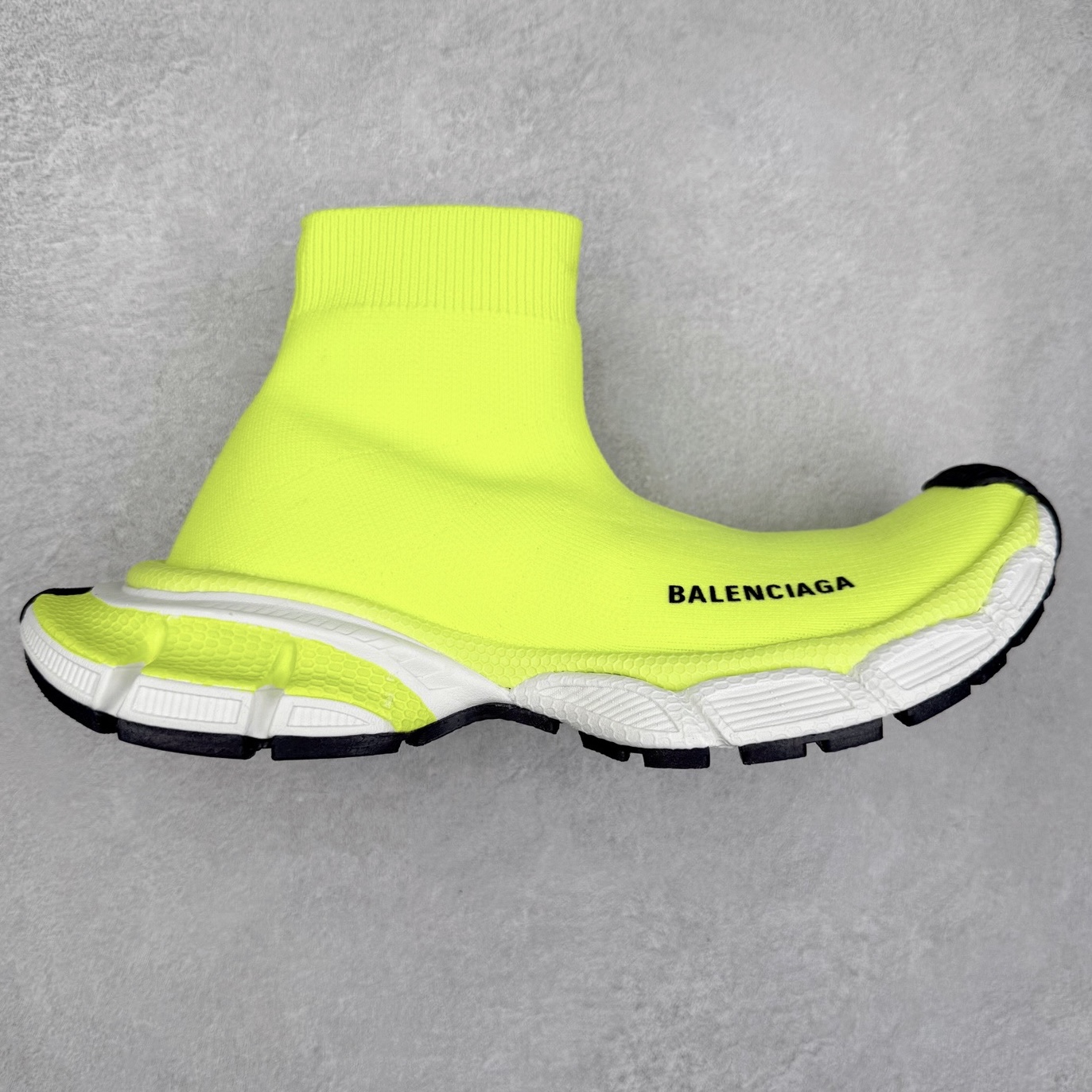 ＃福利特价 BALENCIAGA 3XL 巴黎世家袜子鞋复古休闲运动鞋 推出探索时尚界对于原创与挪用的概念、以全新系列致敬传承与经典 以标志性Balenciaga廓形和抽象大底 碰撞出诙谐又和谐的新创意 配套套现全码福利开炸 长期补货价格一步到位 市场中端王者 欢迎对比 实力大厂成熟流水线出品 品控完美 免检产品 新配色陆续开发 全套原纸板楦头开发 完美版型 鞋头边缘和后帮徽标 鞋面和后跟凸印尺码 鞋舌 3XL 橡胶品牌标识和反光细节 鞋帮拉袢和鞋舌拉祥 配反光细节 备用鞋带在鞋履前侧 可在穿着前取下 便于不同造型搭配 注意运费超重 偏大一码 尺码：35 36 37 38 39 40 41 42 43 44 45 46-选品中心