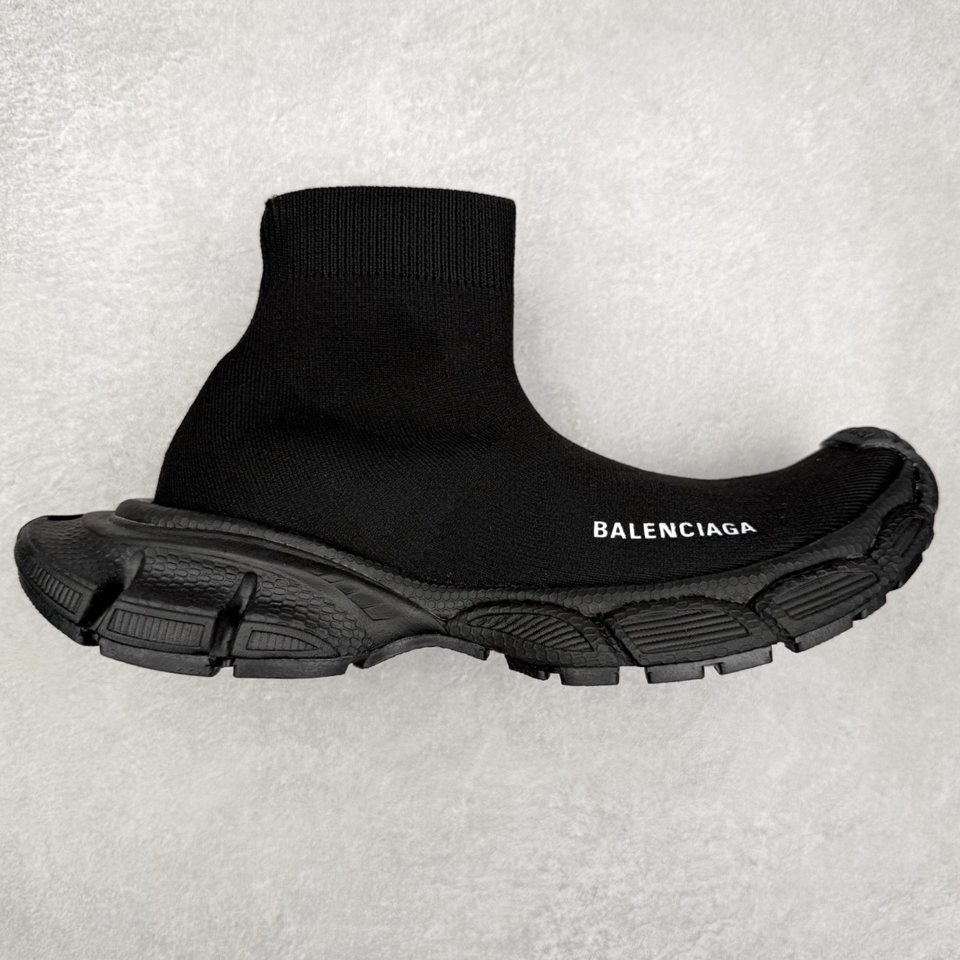 ＃福利特价 BALENCIAGA 3XL 巴黎世家袜子鞋复古休闲运动鞋 推出探索时尚界对于原创与挪用的概念、以全新系列致敬传承与经典 以标志性Balenciaga廓形和抽象大底 碰撞出诙谐又和谐的新创意 配套套现全码福利开炸 长期补货价格一步到位 市场中端王者 欢迎对比 实力大厂成熟流水线出品 品控完美 免检产品 新配色陆续开发 全套原纸板楦头开发 完美版型 鞋头边缘和后帮徽标 鞋面和后跟凸印尺码 鞋舌 3XL 橡胶品牌标识和反光细节 鞋帮拉袢和鞋舌拉祥 配反光细节 备用鞋带在鞋履前侧 可在穿着前取下 便于不同造型搭配 注意运费超重 偏大一码 尺码：35 36 37 38 39 40 41 42 43 44 45 46-选品中心