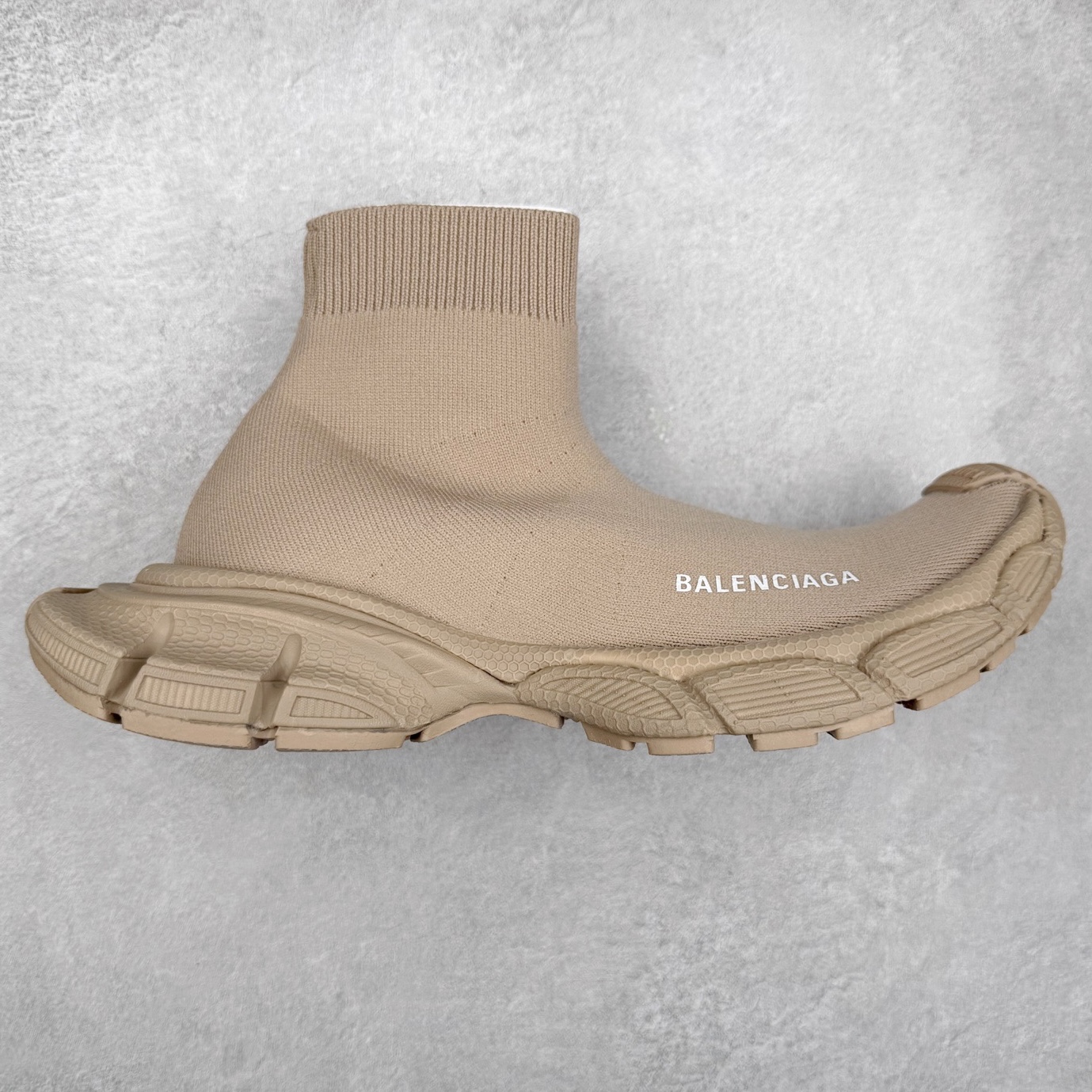 ＃福利特价 BALENCIAGA 3XL 巴黎世家袜子鞋复古休闲运动鞋 推出探索时尚界对于原创与挪用的概念、以全新系列致敬传承与经典 以标志性Balenciaga廓形和抽象大底 碰撞出诙谐又和谐的新创意 配套套现全码福利开炸 长期补货价格一步到位 市场中端王者 欢迎对比 实力大厂成熟流水线出品 品控完美 免检产品 新配色陆续开发 全套原纸板楦头开发 完美版型 鞋头边缘和后帮徽标 鞋面和后跟凸印尺码 鞋舌 3XL 橡胶品牌标识和反光细节 鞋帮拉袢和鞋舌拉祥 配反光细节 备用鞋带在鞋履前侧 可在穿着前取下 便于不同造型搭配 注意运费超重 偏大一码 尺码：35 36 37 38 39 40 41 42 43 44 45 46-选品中心