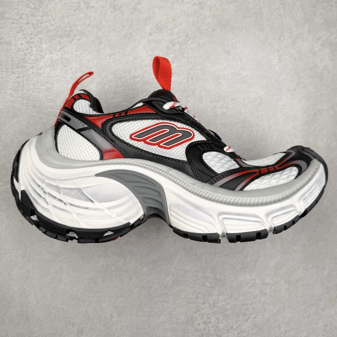 ＃福利特价 BALENCIAGA 10XL Sneakers 巴黎世家网布系带低帮走秀复古老爹鞋 展现品牌对于新潮事物的热情 这款鞋子拥有巨大尺寸和醒目设计 符合当下”老爹鞋”的趋势 鞋子采用银灰配色 营造出低调而不失华丽的效果 10XL的尺码使它成为市场中最显眼的存在 适合追求个性化的人群 Balenciaga始终站在时尚前沿 此次发布的产品再次体现了他们的创新能力 尺码：35 36 37 38 39 40 41 42 43 44 45 46-选品中心