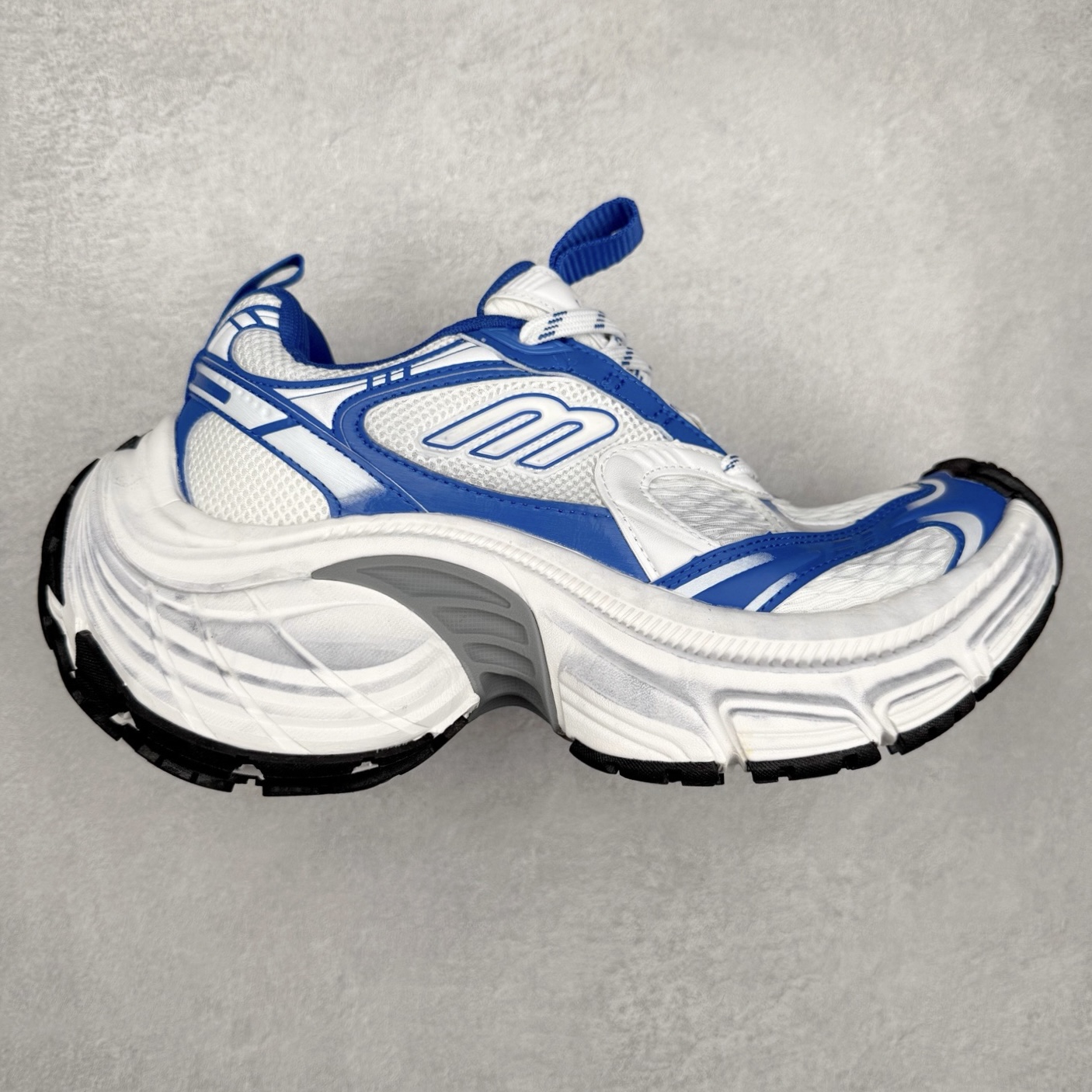 ＃福利特价 BALENCIAGA 10XL Sneakers 巴黎世家网布系带低帮走秀复古老爹鞋 展现品牌对于新潮事物的热情 这款鞋子拥有巨大尺寸和醒目设计 符合当下”老爹鞋”的趋势 鞋子采用银灰配色 营造出低调而不失华丽的效果 10XL的尺码使它成为市场中最显眼的存在 适合追求个性化的人群 Balenciaga始终站在时尚前沿 此次发布的产品再次体现了他们的创新能力 尺码：35 36 37 38 39 40 41 42 43 44 45 46-选品中心