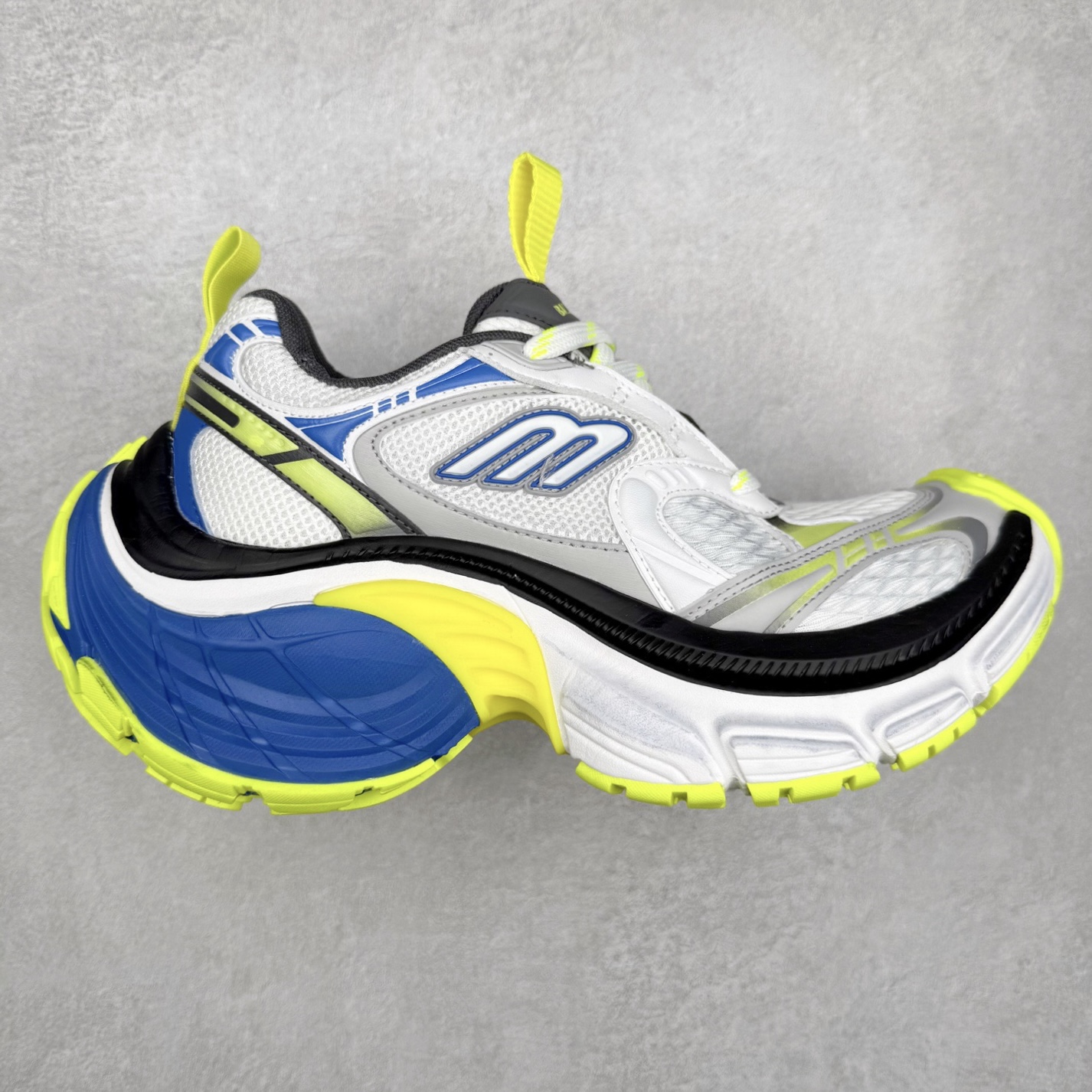 ＃福利特价 BALENCIAGA 10XL Sneakers 巴黎世家网布系带低帮走秀复古老爹鞋 展现品牌对于新潮事物的热情 这款鞋子拥有巨大尺寸和醒目设计 符合当下”老爹鞋”的趋势 鞋子采用银灰配色 营造出低调而不失华丽的效果 10XL的尺码使它成为市场中最显眼的存在 适合追求个性化的人群 Balenciaga始终站在时尚前沿 此次发布的产品再次体现了他们的创新能力 尺码：35 36 37 38 39 40 41 42 43 44 45 46-选品中心