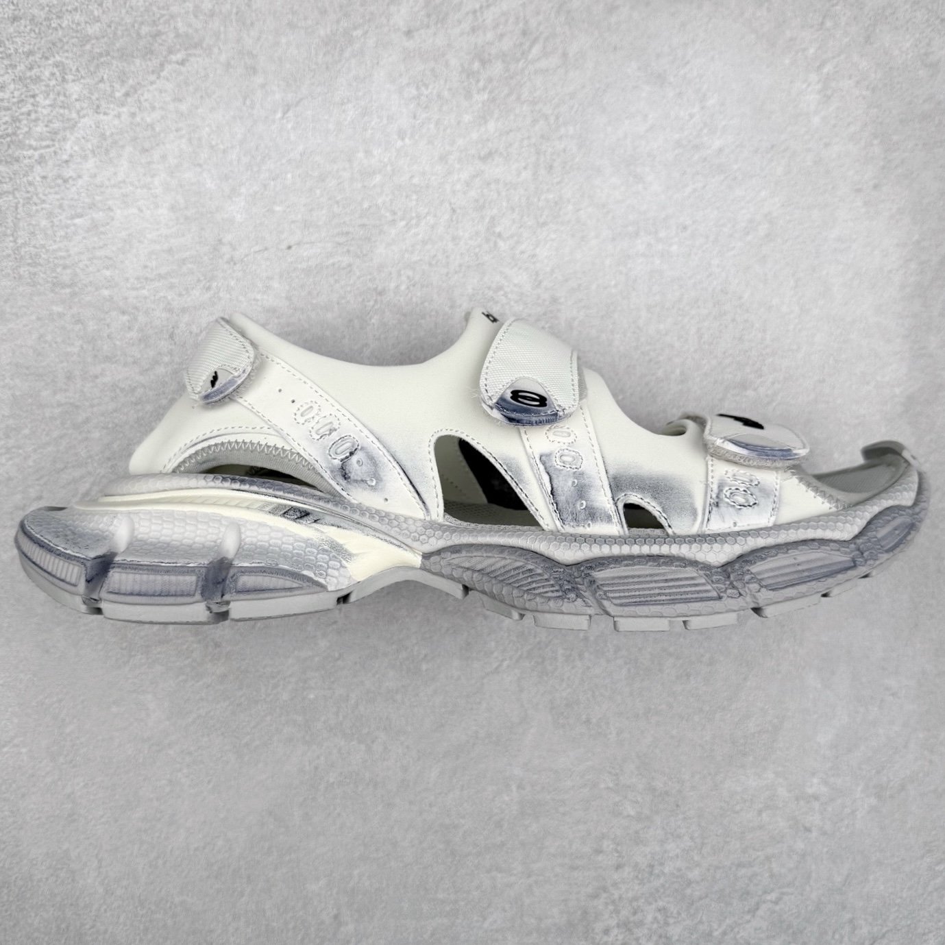 ＃福利特价 BALENCIAGA 3XL Sneakers 巴黎世家十代网布双扣魔术贴走秀复古凉鞋 网布材料和聚氨酯 磨损效果 鞋头边缘和后帮 Balenciaga 徽标 鞋面和后跟凸印尺码 鞋舌 3XL 橡胶品牌标识和反光细节 鞋帮拉袢和鞋舌拉祥 配反光细节 备用鞋带在鞋履前侧 可在穿着前取下 便于不同造型搭配 正常尺码 尺码：35 36 37 38 39 40 41 42 43 44 45 46-选品中心