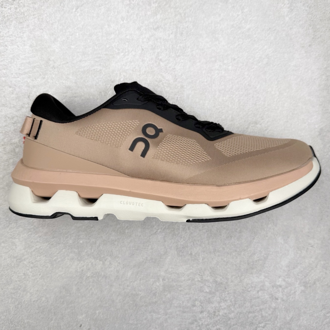 KITH x On昂跑 Cloudzone 联名款柔软舒适耐磨低帮休闲跑步鞋 此运动品牌 开创于2010年 缓震着陆、强效回弹、轻柔质感的设计构思始终是ON研制关键 与此同时基于“为全球提供革新性的跑步感受”信念 陆续推出了多款跑鞋及其以专业运动人体跑步工程学为设计关键的功能性跑步服饰设备 让跑者不费力气地畅快畅跑 尺码：36 36.5 37.5 38 38.5 39 40 40.5 41 42 42.5 43 44 44.5 45-选品中心