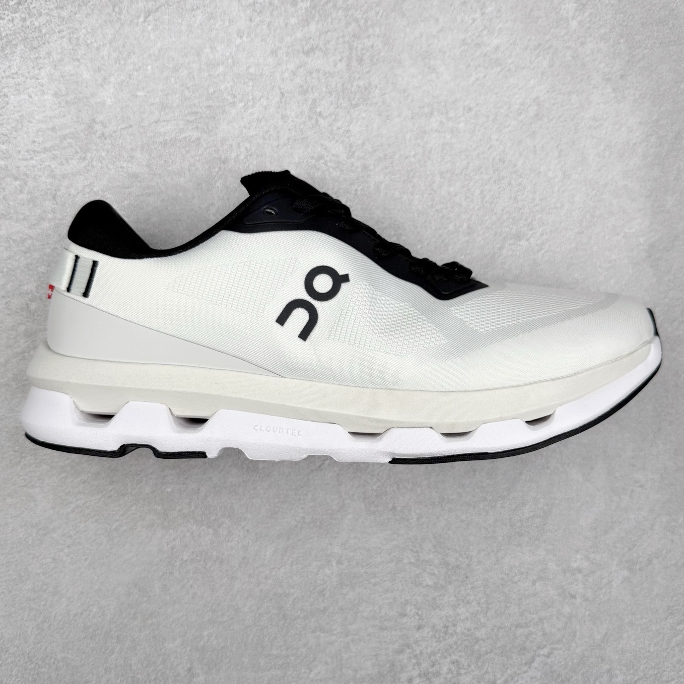 KITH x On昂跑 Cloudzone 联名款柔软舒适耐磨低帮休闲跑步鞋 此运动品牌 开创于2010年 缓震着陆、强效回弹、轻柔质感的设计构思始终是ON研制关键 与此同时基于“为全球提供革新性的跑步感受”信念 陆续推出了多款跑鞋及其以专业运动人体跑步工程学为设计关键的功能性跑步服饰设备 让跑者不费力气地畅快畅跑 尺码：36 36.5 37.5 38 38.5 39 40 40.5 41 42 42.5 43 44 44.5 45-选品中心