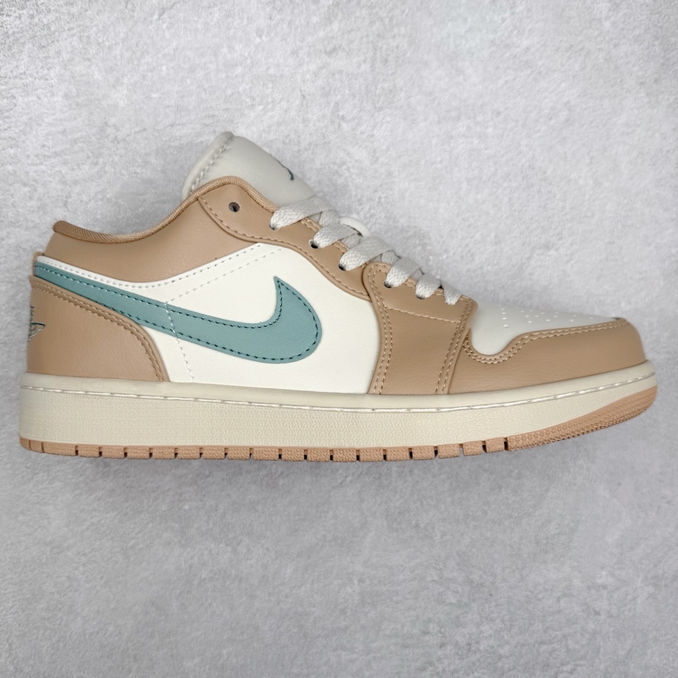 ＃K版 Air Jordan AJ1 Low 低帮 DC0774-130 全新流水线出品 DT版本唯一平替选择 市场第二梯队最强版 全部原鞋开发 原楦原纸板开发 全鞋电脑针车 原厂内置全掌气垫 原盒内在原标 唯一Zp原版鞋带绑法 免检产品 全新2022版型 全头层皮料 完美零毛边处理 原厂配置全掌气垫 价格定位良心 几十个配色陆续出货 实拍调校N版已经零色差零失真 百分百还原实物色彩所见即所得 不存在货不对板色差等低级问题 选购参考实物拍摄 不混卖不参货 只用心做好货严格选品 承诺混一赔十 尺码：36 36.5 37.5 38 38.5 39 40 40.5 41 42 42.5 43 44 44.5 45-选品中心