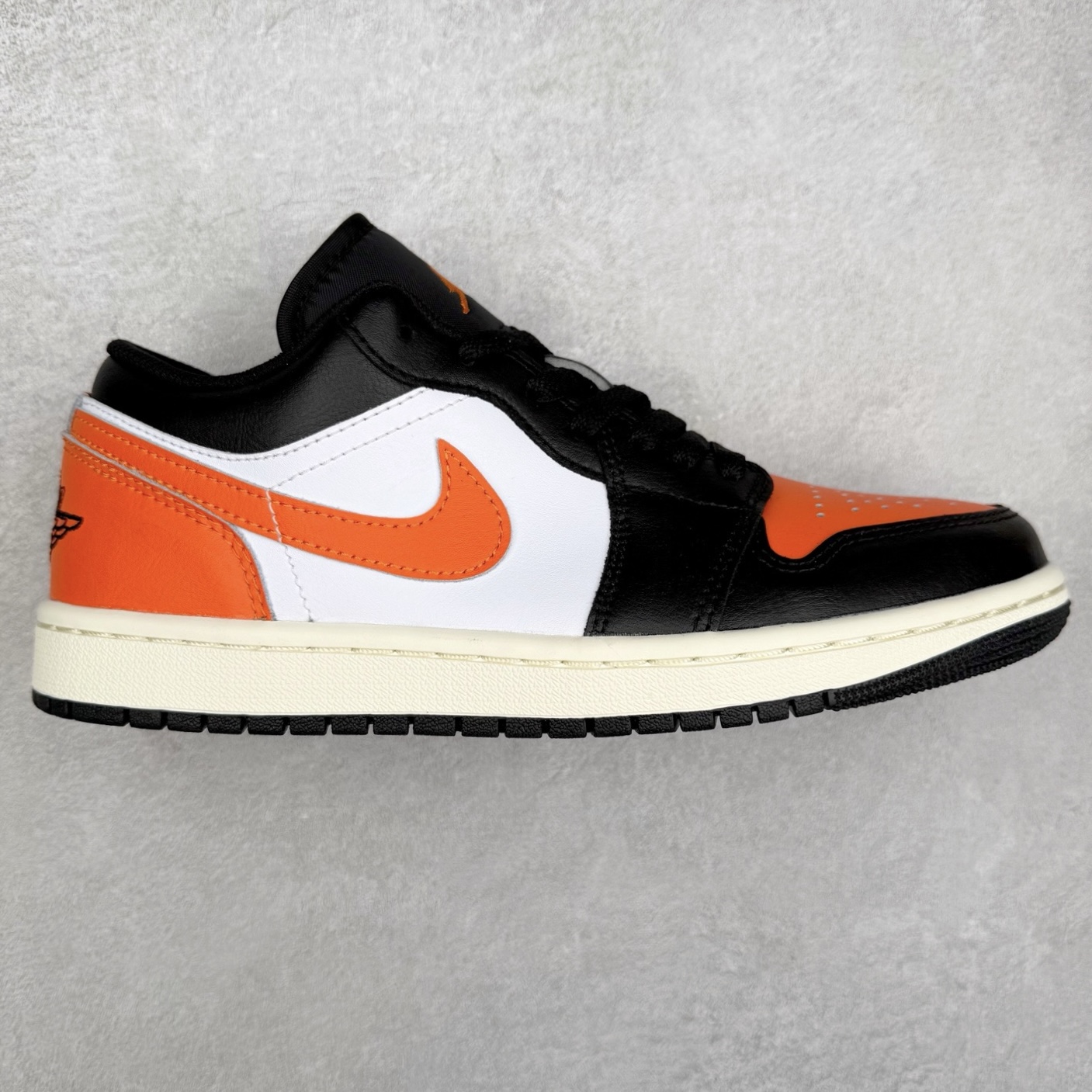 ＃DT纯原 Air Jordan AJ1 Low 低帮 黑扣碎 553558-081 终端优势供应 市面中低帮最具代表性版本没有之一 口碑大厂出品 品控大底版型不断改良更新 全套原纸板楦头开发 确保原汁原味 完美呈现版型 完美零毛边处理 原厂内置全掌气垫 价格定位良心 平台专用代工流水线出品 一眼公司既视感 拿到手的一瞬间就与众不同 碾压市面所有版本 全部原鞋开发 每一个配色都会采购原鞋确认细节 打破市面看图做货无好货之说 尺码：35.5 36 36.5 37.5 38 38.5 39 40 40.5 41 42 42.5 43 44 44.5 45 46-选品中心