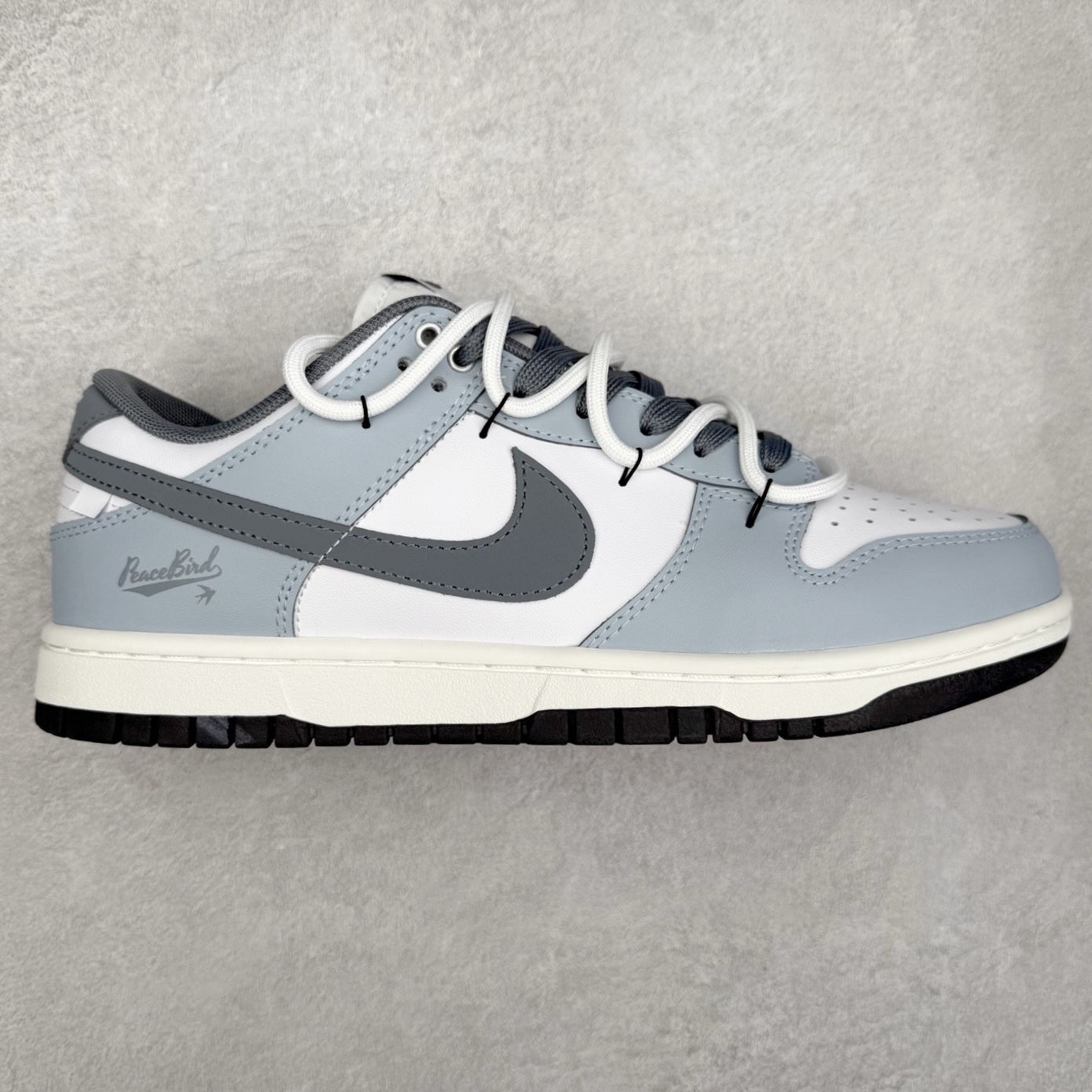 ＃YC纯原 NK Dunk Low 夜幕 BG0510-058 此款鞋身以冷调白与雾霾蓝色的极简碰撞，模拟「午夜天光」的渐变层次，深灰Swoosh撕裂极简鞋面，划破沉闷，形成视觉锚点。解构白色鞋带勾勒层次，后跟「PeaceBird」致敬自由，低帮设计解锁全场景穿搭自由。定制系列天花板 无原鞋不开发 全系列得物原鞋一比一校对开发 配色持续更新中 终端对接 优势输出 全套原厂楦头原纸板数据档案倾力打造 原汁原味莞产 极致还原 圈内最强针车工艺 高端零售指定版 广东原厂配套原盒原标 鞋盒分三个尺码段 原厂冲刀 超高清洁度 全鞋零毛边皮料切割 采用原厂百宏鞋带以及原厂百宏织唛舌标 内标可供原厂几率过验 进口原装条纹中底布 四线拉帮白色点胶 原厂拉帮手法遵循公司 原厂电绣 极致还原 尺码：36 36.5 37.5 38 38.5 39 40 40.5 41 42 42.5 43 44 44.5 45 46-选品中心