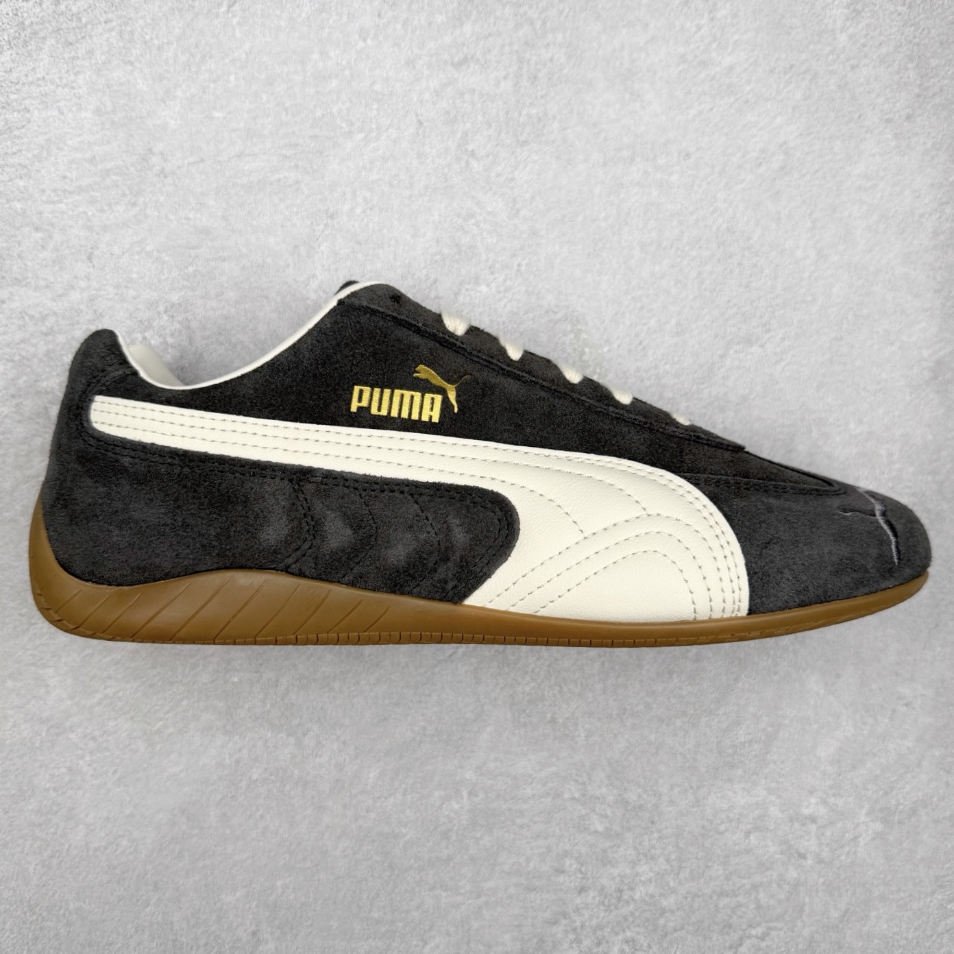 ＃CS纯原 PUMA Speedca OG 彪马极速赛车系列低帮德训风拼接复古百搭休闲运动赛车鞋 鞋款从80、90年代赛车手所穿的防火赛车鞋为原型，鞋身线条模仿了赛车的流线廓形，体现了空气动力学原理的结构。简约流畅的外观，恰好又和贯穿其中的Formstrip Logo融合恰到好处，视觉上细节丰富且协调。本次Speedcat OG鞋款归来，最大看点自然式保留了窄版鞋型以及薄底构造。这两年各品牌鞋底越做越厚，Speedcat反其道而行之，上脚几乎无鞋底的效果带来耳目一新的视觉体验。鞋面依旧是以质感细腻的麂皮材质打造，并且大面积近乎全包裹的使用，复古味道也愈发浓烈。配色上更是将最原始的黑色和红色带回，向F1赛车队的标志性队服致敬。相信让各位一眼种草的更多是出挑的大红色，上脚即可瞬间点亮整体造型，在以球鞋为核心的OOTD中脱颖而出。而另一款黑色则是低调的万金油，彰显新潮个性的同时又不喧宾夺主，也是热爱简约系穿搭朋友的首选。 尺码：35.5 36 37 37.5 38 38.5 39 40 40.5 41 42 42.5 43 44 44.5 45-选品中心