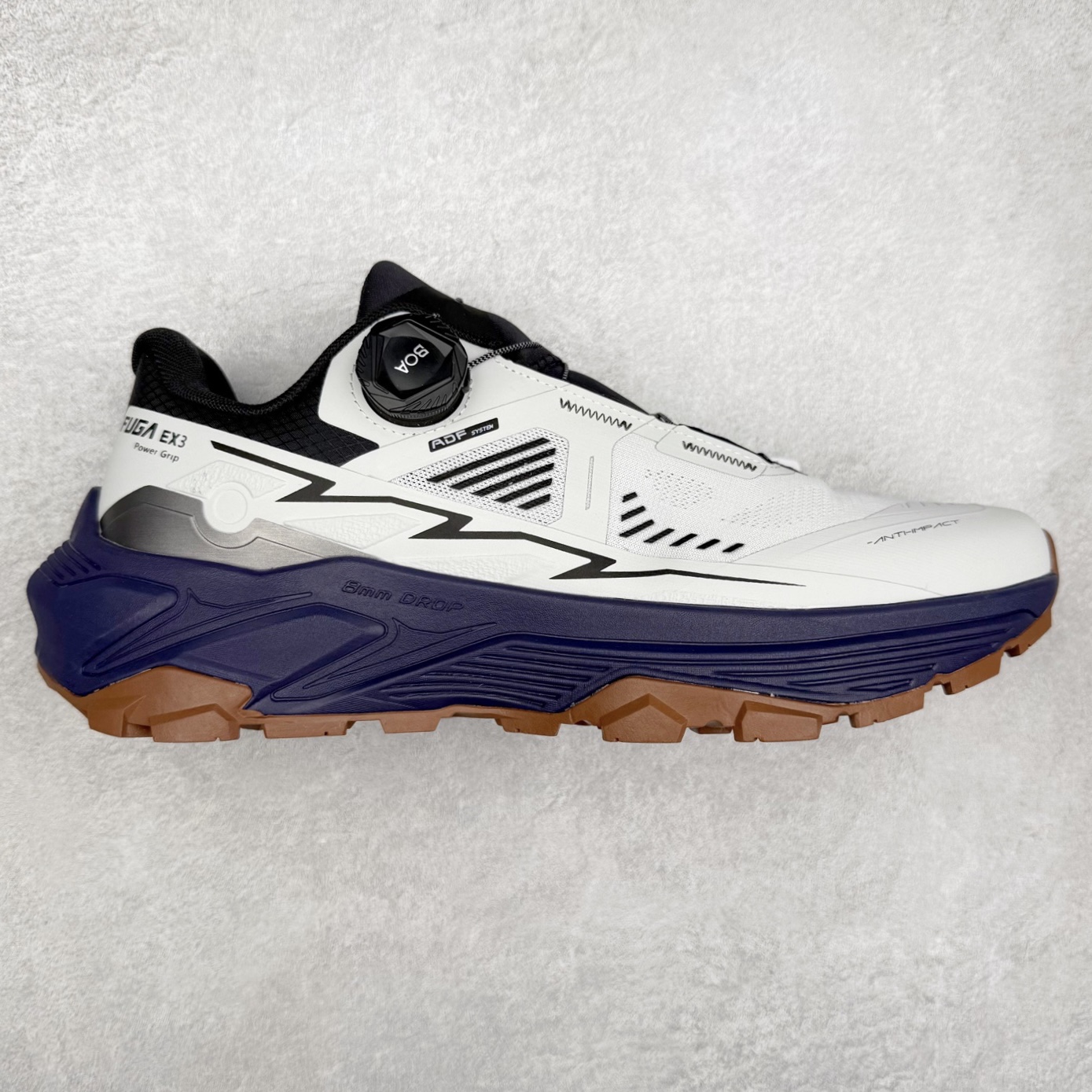 凯乐石 KAILAS FUGA EX3 BOA 25款舒适缓冲徒步 织物TPU减震防滑透气包裹性轻便低帮 超强抓地力越野跑步鞋 KAILAS凯乐石品牌是全球三大全系攀登品牌之一，于2003年创立于中国广州，致力于为有攀登梦想的户外运动员及爱好者，研发制造功能性专业装备，满足他们在极限环境下安全舒适的需求，凯乐石专注于科技面料的开发及专业功能设计，产品线覆盖登山、攀岩、徒步、越野跑山、露营、旅行等多项户外运动，通过运动员的测试反馈，不断进化迭代，产品荣获国内外大奖71座，发明专利21个，更突破性的自主研发攀登器械，打造出中国的攀登硬实力。实拍调校N版已经零色差零失真 百分百还原实物色彩所见即所得 不存在货不对板色差等低级问题 选购参考实物拍摄 不混卖不参货 只用心做好货严格选品 承诺混一赔十 尺码：36 36.5 37.5 38 38.5 39 40 40.5 41 42 42.5 43 44 44.5 45-选品中心