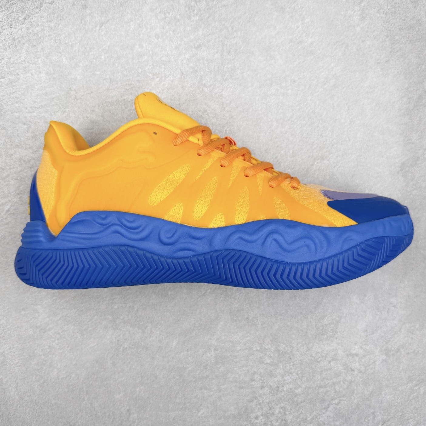 PUMA Hali 1 彪马哈里伯顿一代舒适百搭防滑耐磨低帮篮球鞋 设计师和哈里伯顿在设计过程中进行过多次沟通，中底NITRO泡棉的指纹纹理，有很明显的Salehe Bembury风格。鞋舌和后跟处的个人Logo由“Hali”简化而来，鞋帮位置的PUMA立体美洲狮增添了复古感。低帮造型目的为哈利带来更好的场地感。织物鞋面配合TPU补强提供动态支撑。中足内嵌大面积H型抗扭片，外底是人字纹的半透明橡胶。尺码：36 36.5 37.5 38 38.5 39 40 40.5 41 42 42.5 43 44 44.5 45 46-选品中心