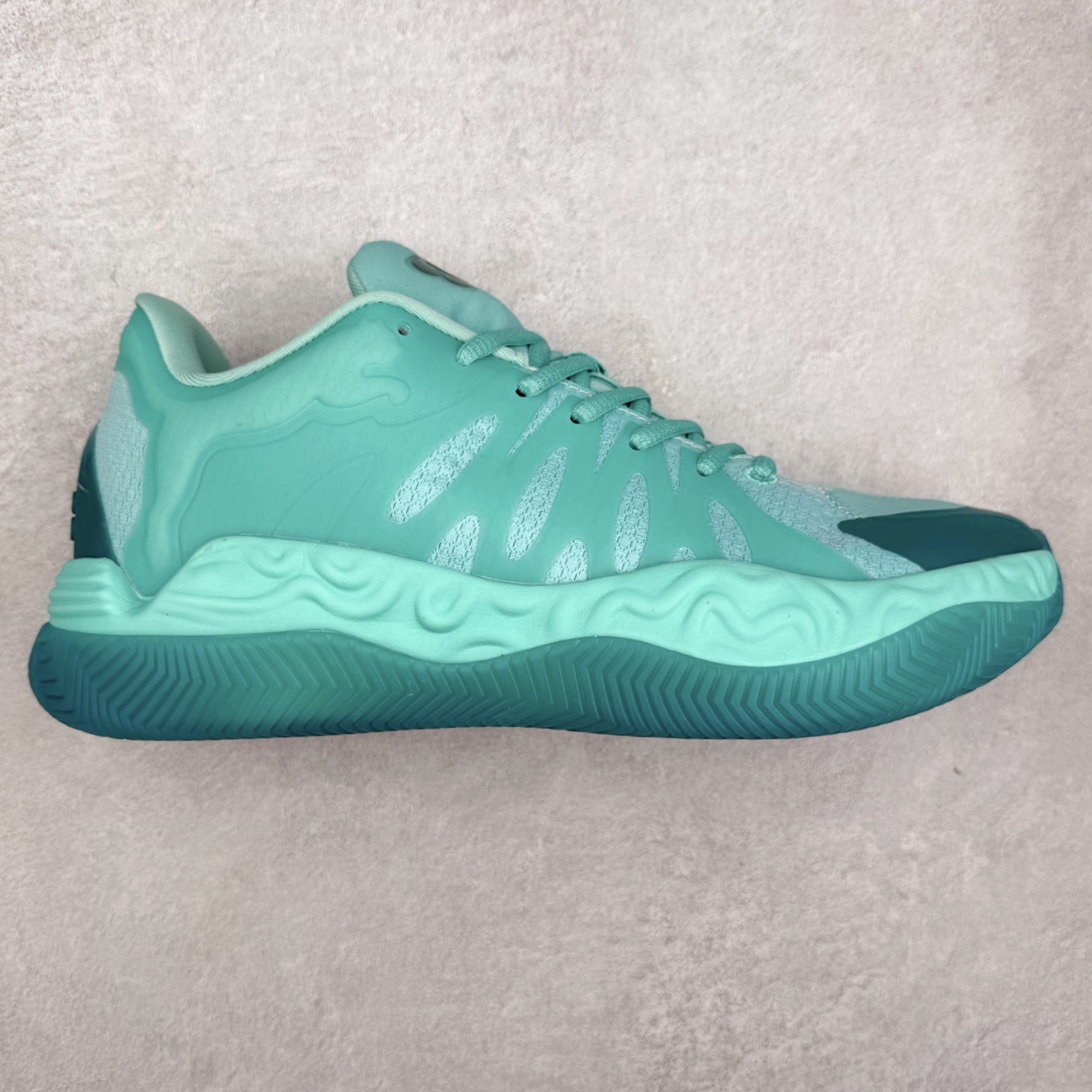 PUMA Hali 1 彪马哈里伯顿一代舒适百搭防滑耐磨低帮篮球鞋 设计师和哈里伯顿在设计过程中进行过多次沟通，中底NITRO泡棉的指纹纹理，有很明显的Salehe Bembury风格。鞋舌和后跟处的个人Logo由“Hali”简化而来，鞋帮位置的PUMA立体美洲狮增添了复古感。低帮造型目的为哈利带来更好的场地感。织物鞋面配合TPU补强提供动态支撑。中足内嵌大面积H型抗扭片，外底是人字纹的半透明橡胶。尺码：36 36.5 37.5 38 38.5 39 40 40.5 41 42 42.5 43 44 44.5 45 46-选品中心