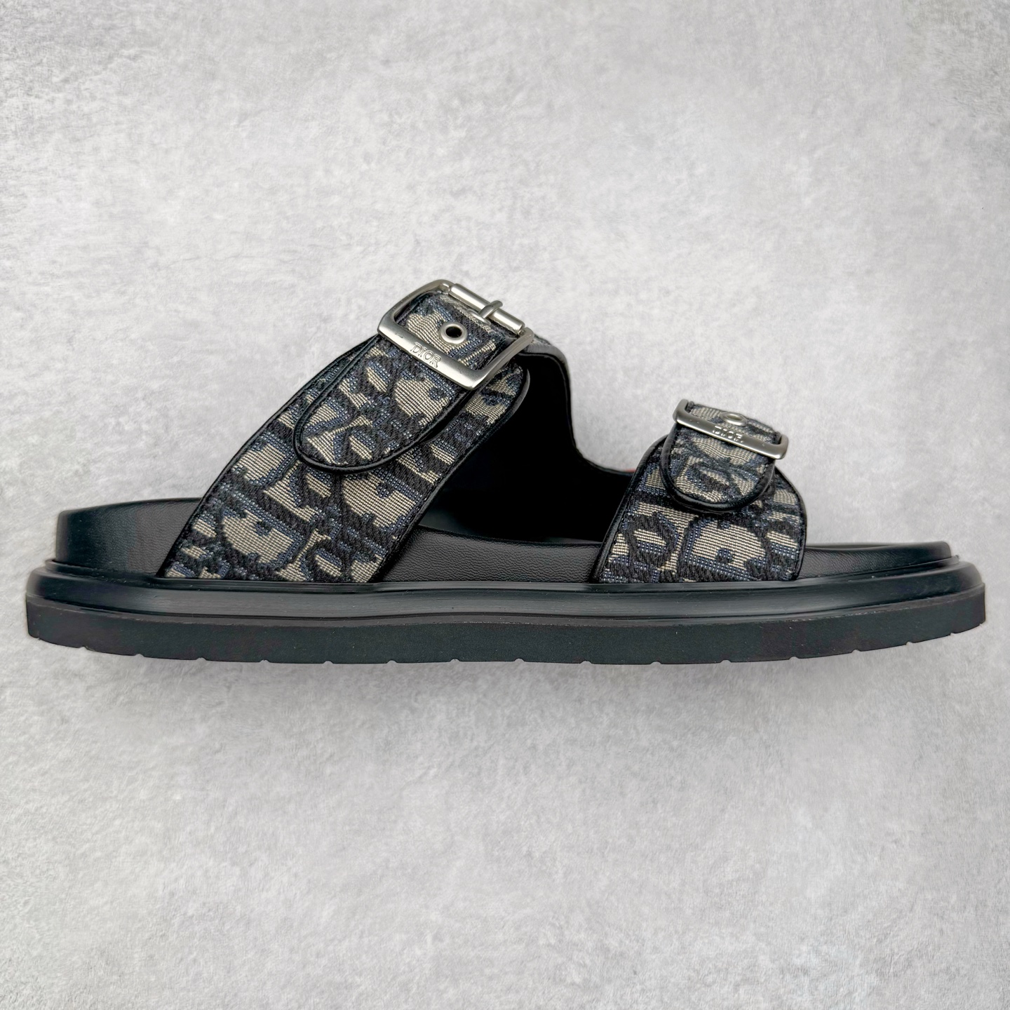 Dior 迪奥 Aqua 圆头平底 牛仔字母印花一字拖鞋 5色出货 现货独家供应‼ Dior 迪奥银色CD 扣图案重新诠释 灵感源自 Dior 档案。搭配“DIOR”标志和同色调凹口鞋底 可与短裤或牛仔裤轻松搭配,打造精致造型。 Size 38 39 40 41 42 43 44 45 46-选品中心