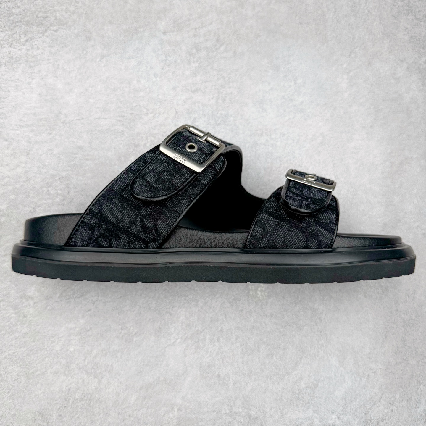 Dior 迪奥 Aqua 圆头平底 牛仔字母印花一字拖鞋 5色出货 现货独家供应‼ Dior 迪奥银色CD 扣图案重新诠释 灵感源自 Dior 档案。搭配“DIOR”标志和同色调凹口鞋底 可与短裤或牛仔裤轻松搭配,打造精致造型。 Size 38 39 40 41 42 43 44 45 46-选品中心
