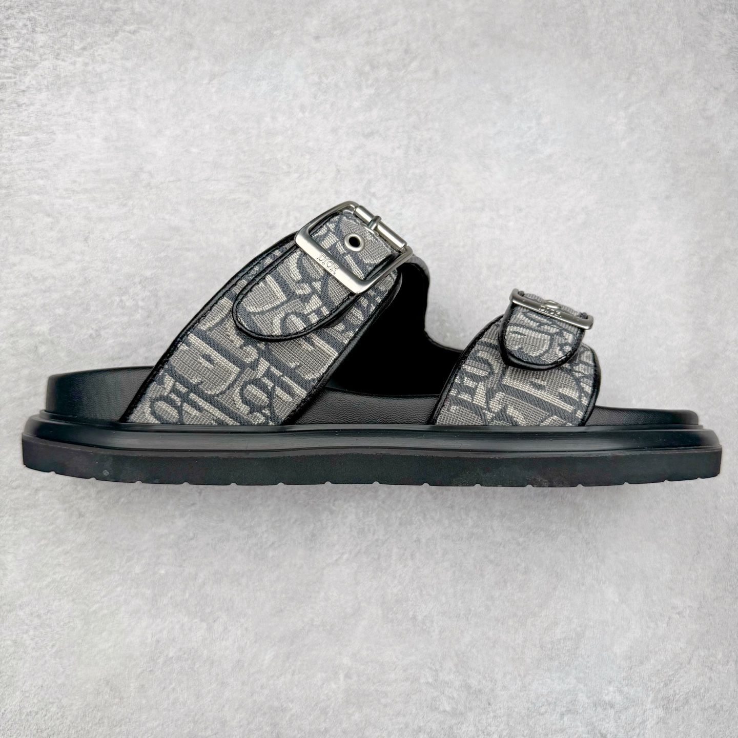 Dior 迪奥 Aqua 圆头平底 牛仔字母印花一字拖鞋 5色出货 现货独家供应‼ Dior 迪奥银色CD 扣图案重新诠释 灵感源自 Dior 档案。搭配“DIOR”标志和同色调凹口鞋底 可与短裤或牛仔裤轻松搭配,打造精致造型。 Size 38 39 40 41 42 43 44 45 46-选品中心