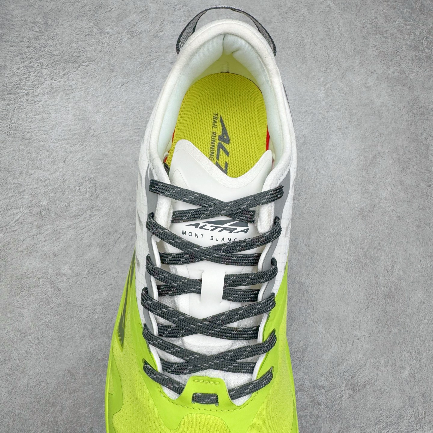 图片[5]-＃纯原 MONTBLANC/万宝龙 x Altra CARBON Man 舒适时尚简约百搭透气跑步鞋 2009年，长跑精英运动员Golden Harper在美国犹他州创立了“Altra Footwear”，跑鞋特点是采用舒适的FootShape™M（很适鞋楦）设计和独特的BalancedCushioning™（平衡缓冲）技术，帮助遭受伤病困扰的跑者回归跑步，从而迅速积累起良好的口碑。2011年品牌迅速发展，屡获大奖。2015年开始不仅占据全美跑鞋前十，足迹更是遍布全球。2016年Altra正式进入中国市场，凭借独特的品牌风格以及出色的性能表现，三年来获得越来越多普通跑者的喜爱。销售业绩增长迅速，成为中国越野跑市场占有量前三的跑鞋品牌。实拍调校N版已经零色差零失真 百分百还原实物色彩所见即所得 不存在货不对板色差等低级问题 选购参考实物拍摄 不混卖不参货 只用心做好货严格选品 承诺混一赔十 尺码：39 40 40.5 41 42 42.5 43 44 44.5 45 46-选品中心