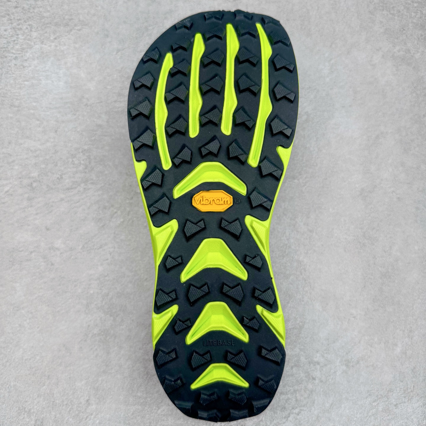 图片[9]-＃纯原 MONTBLANC/万宝龙 x Altra CARBON Man 舒适时尚简约百搭透气跑步鞋 2009年，长跑精英运动员Golden Harper在美国犹他州创立了“Altra Footwear”，跑鞋特点是采用舒适的FootShape™M（很适鞋楦）设计和独特的BalancedCushioning™（平衡缓冲）技术，帮助遭受伤病困扰的跑者回归跑步，从而迅速积累起良好的口碑。2011年品牌迅速发展，屡获大奖。2015年开始不仅占据全美跑鞋前十，足迹更是遍布全球。2016年Altra正式进入中国市场，凭借独特的品牌风格以及出色的性能表现，三年来获得越来越多普通跑者的喜爱。销售业绩增长迅速，成为中国越野跑市场占有量前三的跑鞋品牌。实拍调校N版已经零色差零失真 百分百还原实物色彩所见即所得 不存在货不对板色差等低级问题 选购参考实物拍摄 不混卖不参货 只用心做好货严格选品 承诺混一赔十 尺码：39 40 40.5 41 42 42.5 43 44 44.5 45 46-选品中心