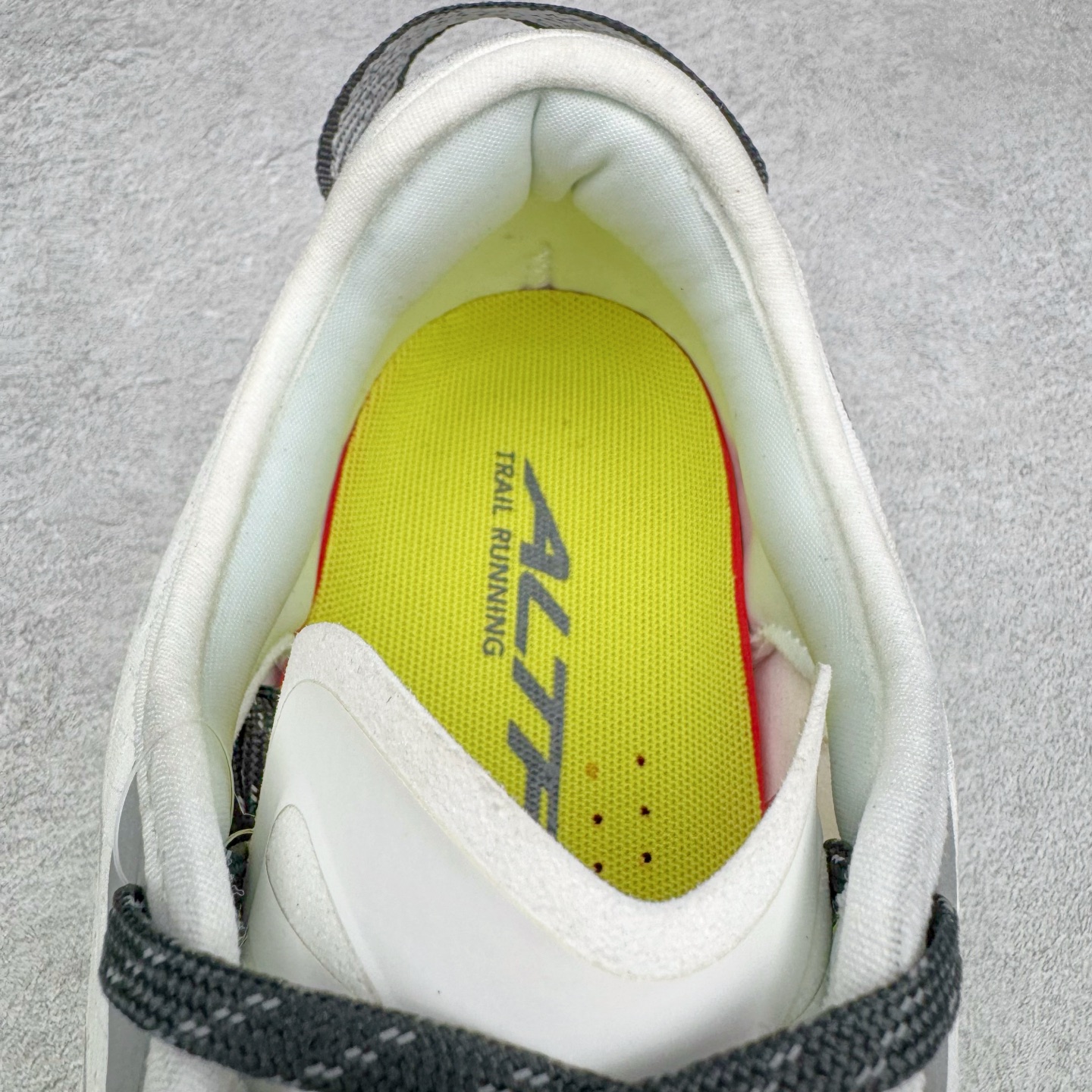 图片[14]-＃纯原 MONTBLANC/万宝龙 x Altra CARBON Man 舒适时尚简约百搭透气跑步鞋 2009年，长跑精英运动员Golden Harper在美国犹他州创立了“Altra Footwear”，跑鞋特点是采用舒适的FootShape™M（很适鞋楦）设计和独特的BalancedCushioning™（平衡缓冲）技术，帮助遭受伤病困扰的跑者回归跑步，从而迅速积累起良好的口碑。2011年品牌迅速发展，屡获大奖。2015年开始不仅占据全美跑鞋前十，足迹更是遍布全球。2016年Altra正式进入中国市场，凭借独特的品牌风格以及出色的性能表现，三年来获得越来越多普通跑者的喜爱。销售业绩增长迅速，成为中国越野跑市场占有量前三的跑鞋品牌。实拍调校N版已经零色差零失真 百分百还原实物色彩所见即所得 不存在货不对板色差等低级问题 选购参考实物拍摄 不混卖不参货 只用心做好货严格选品 承诺混一赔十 尺码：39 40 40.5 41 42 42.5 43 44 44.5 45 46-选品中心