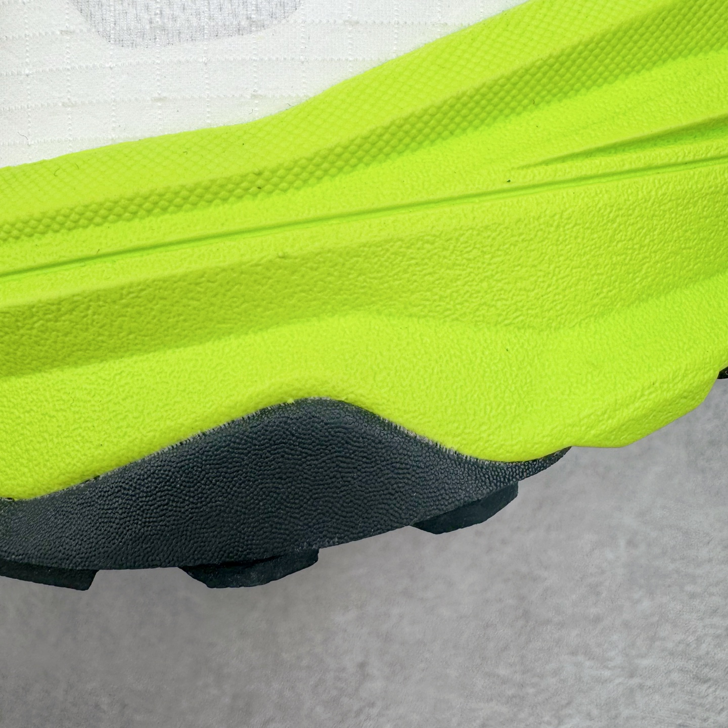 图片[19]-＃纯原 MONTBLANC/万宝龙 x Altra CARBON Man 舒适时尚简约百搭透气跑步鞋 2009年，长跑精英运动员Golden Harper在美国犹他州创立了“Altra Footwear”，跑鞋特点是采用舒适的FootShape™M（很适鞋楦）设计和独特的BalancedCushioning™（平衡缓冲）技术，帮助遭受伤病困扰的跑者回归跑步，从而迅速积累起良好的口碑。2011年品牌迅速发展，屡获大奖。2015年开始不仅占据全美跑鞋前十，足迹更是遍布全球。2016年Altra正式进入中国市场，凭借独特的品牌风格以及出色的性能表现，三年来获得越来越多普通跑者的喜爱。销售业绩增长迅速，成为中国越野跑市场占有量前三的跑鞋品牌。实拍调校N版已经零色差零失真 百分百还原实物色彩所见即所得 不存在货不对板色差等低级问题 选购参考实物拍摄 不混卖不参货 只用心做好货严格选品 承诺混一赔十 尺码：39 40 40.5 41 42 42.5 43 44 44.5 45 46-选品中心