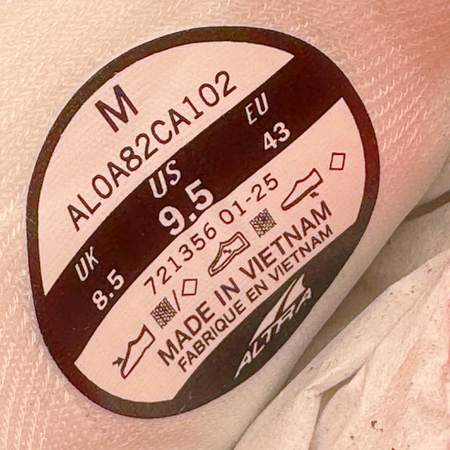 图片[11]-＃纯原 MONTBLANC/万宝龙 x Altra CARBON Man 舒适时尚简约百搭透气跑步鞋 2009年，长跑精英运动员Golden Harper在美国犹他州创立了“Altra Footwear”，跑鞋特点是采用舒适的FootShape™M（很适鞋楦）设计和独特的BalancedCushioning™（平衡缓冲）技术，帮助遭受伤病困扰的跑者回归跑步，从而迅速积累起良好的口碑。2011年品牌迅速发展，屡获大奖。2015年开始不仅占据全美跑鞋前十，足迹更是遍布全球。2016年Altra正式进入中国市场，凭借独特的品牌风格以及出色的性能表现，三年来获得越来越多普通跑者的喜爱。销售业绩增长迅速，成为中国越野跑市场占有量前三的跑鞋品牌。实拍调校N版已经零色差零失真 百分百还原实物色彩所见即所得 不存在货不对板色差等低级问题 选购参考实物拍摄 不混卖不参货 只用心做好货严格选品 承诺混一赔十 尺码：39 40 40.5 41 42 42.5 43 44 44.5 45 46-选品中心