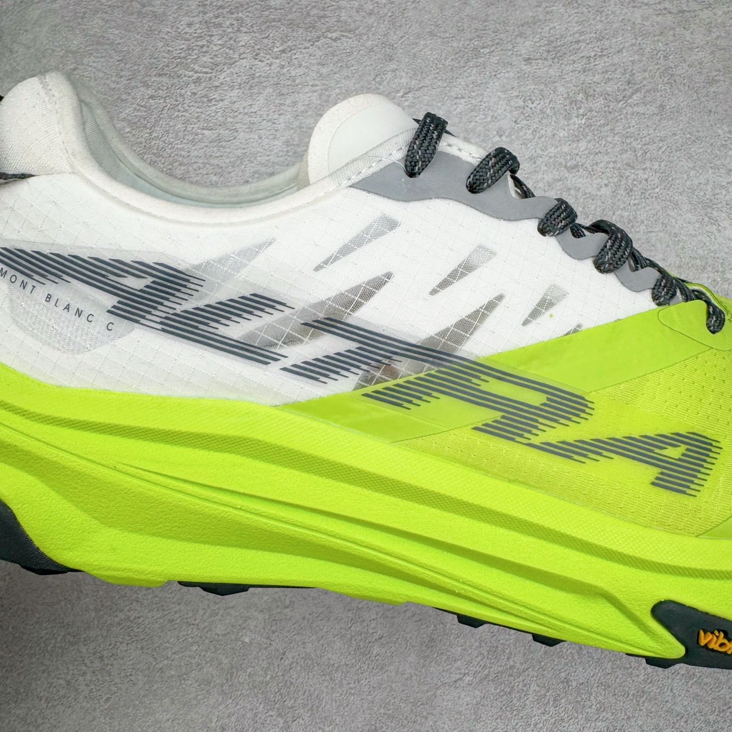 图片[20]-＃纯原 MONTBLANC/万宝龙 x Altra CARBON Man 舒适时尚简约百搭透气跑步鞋 2009年，长跑精英运动员Golden Harper在美国犹他州创立了“Altra Footwear”，跑鞋特点是采用舒适的FootShape™M（很适鞋楦）设计和独特的BalancedCushioning™（平衡缓冲）技术，帮助遭受伤病困扰的跑者回归跑步，从而迅速积累起良好的口碑。2011年品牌迅速发展，屡获大奖。2015年开始不仅占据全美跑鞋前十，足迹更是遍布全球。2016年Altra正式进入中国市场，凭借独特的品牌风格以及出色的性能表现，三年来获得越来越多普通跑者的喜爱。销售业绩增长迅速，成为中国越野跑市场占有量前三的跑鞋品牌。实拍调校N版已经零色差零失真 百分百还原实物色彩所见即所得 不存在货不对板色差等低级问题 选购参考实物拍摄 不混卖不参货 只用心做好货严格选品 承诺混一赔十 尺码：39 40 40.5 41 42 42.5 43 44 44.5 45 46-选品中心