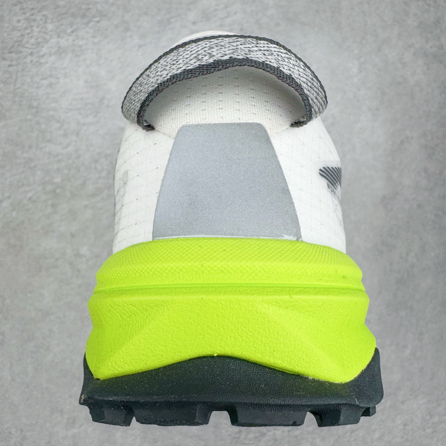 图片[8]-＃纯原 MONTBLANC/万宝龙 x Altra CARBON Man 舒适时尚简约百搭透气跑步鞋 2009年，长跑精英运动员Golden Harper在美国犹他州创立了“Altra Footwear”，跑鞋特点是采用舒适的FootShape™M（很适鞋楦）设计和独特的BalancedCushioning™（平衡缓冲）技术，帮助遭受伤病困扰的跑者回归跑步，从而迅速积累起良好的口碑。2011年品牌迅速发展，屡获大奖。2015年开始不仅占据全美跑鞋前十，足迹更是遍布全球。2016年Altra正式进入中国市场，凭借独特的品牌风格以及出色的性能表现，三年来获得越来越多普通跑者的喜爱。销售业绩增长迅速，成为中国越野跑市场占有量前三的跑鞋品牌。实拍调校N版已经零色差零失真 百分百还原实物色彩所见即所得 不存在货不对板色差等低级问题 选购参考实物拍摄 不混卖不参货 只用心做好货严格选品 承诺混一赔十 尺码：39 40 40.5 41 42 42.5 43 44 44.5 45 46-选品中心