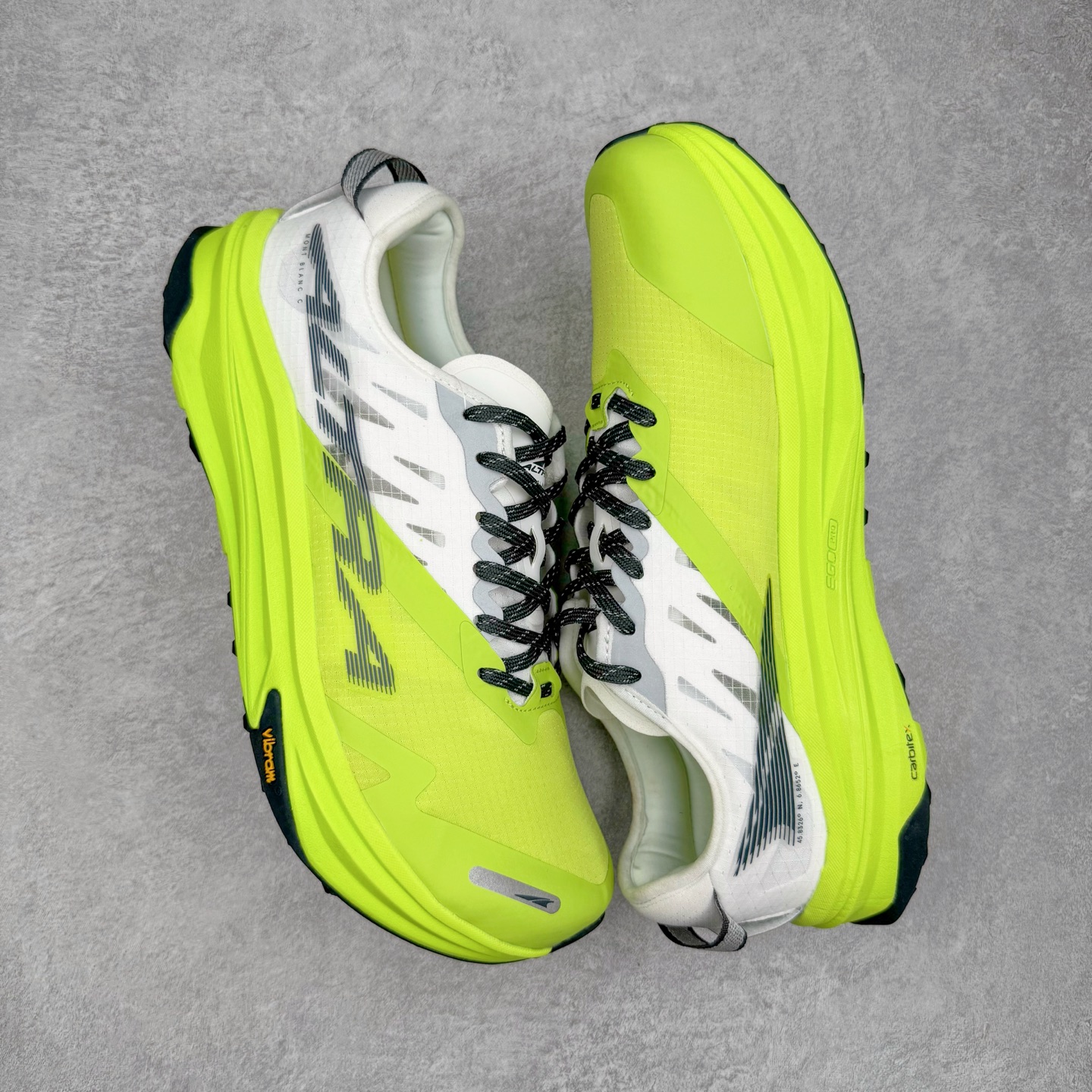 图片[3]-＃纯原 MONTBLANC/万宝龙 x Altra CARBON Man 舒适时尚简约百搭透气跑步鞋 2009年，长跑精英运动员Golden Harper在美国犹他州创立了“Altra Footwear”，跑鞋特点是采用舒适的FootShape™M（很适鞋楦）设计和独特的BalancedCushioning™（平衡缓冲）技术，帮助遭受伤病困扰的跑者回归跑步，从而迅速积累起良好的口碑。2011年品牌迅速发展，屡获大奖。2015年开始不仅占据全美跑鞋前十，足迹更是遍布全球。2016年Altra正式进入中国市场，凭借独特的品牌风格以及出色的性能表现，三年来获得越来越多普通跑者的喜爱。销售业绩增长迅速，成为中国越野跑市场占有量前三的跑鞋品牌。实拍调校N版已经零色差零失真 百分百还原实物色彩所见即所得 不存在货不对板色差等低级问题 选购参考实物拍摄 不混卖不参货 只用心做好货严格选品 承诺混一赔十 尺码：39 40 40.5 41 42 42.5 43 44 44.5 45 46-选品中心