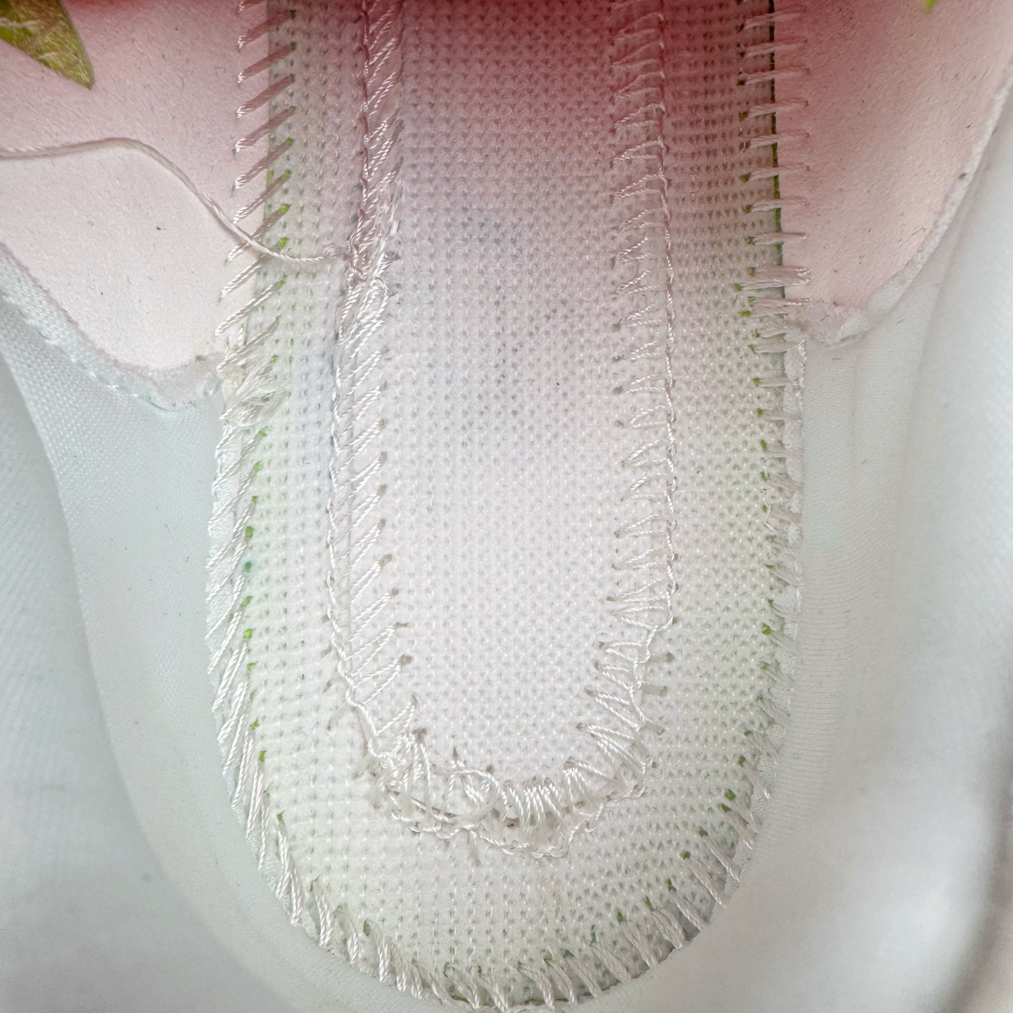 图片[10]-＃纯原 MONTBLANC/万宝龙 x Altra CARBON Man 舒适时尚简约百搭透气跑步鞋 2009年，长跑精英运动员Golden Harper在美国犹他州创立了“Altra Footwear”，跑鞋特点是采用舒适的FootShape™M（很适鞋楦）设计和独特的BalancedCushioning™（平衡缓冲）技术，帮助遭受伤病困扰的跑者回归跑步，从而迅速积累起良好的口碑。2011年品牌迅速发展，屡获大奖。2015年开始不仅占据全美跑鞋前十，足迹更是遍布全球。2016年Altra正式进入中国市场，凭借独特的品牌风格以及出色的性能表现，三年来获得越来越多普通跑者的喜爱。销售业绩增长迅速，成为中国越野跑市场占有量前三的跑鞋品牌。实拍调校N版已经零色差零失真 百分百还原实物色彩所见即所得 不存在货不对板色差等低级问题 选购参考实物拍摄 不混卖不参货 只用心做好货严格选品 承诺混一赔十 尺码：39 40 40.5 41 42 42.5 43 44 44.5 45 46-选品中心