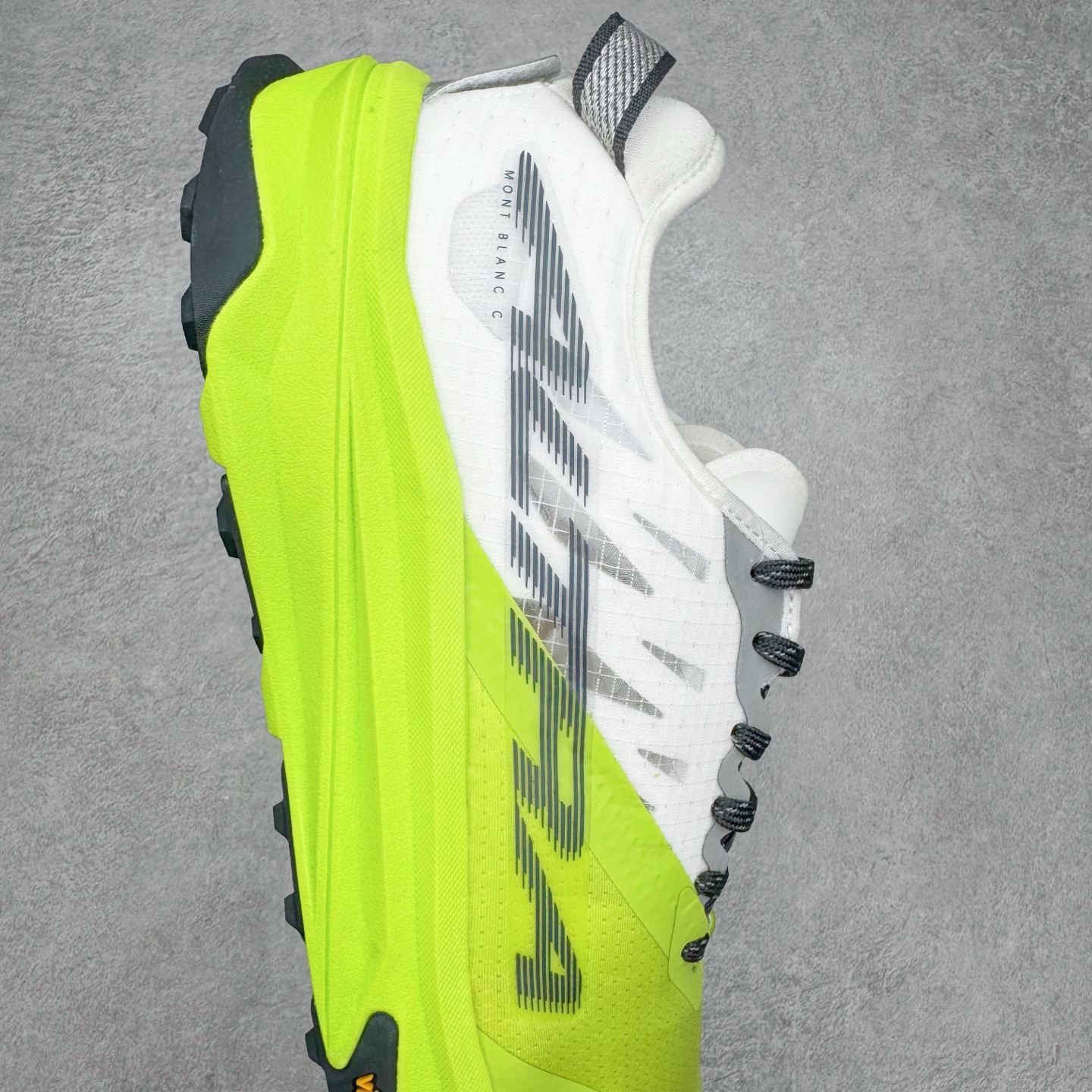 图片[6]-＃纯原 MONTBLANC/万宝龙 x Altra CARBON Man 舒适时尚简约百搭透气跑步鞋 2009年，长跑精英运动员Golden Harper在美国犹他州创立了“Altra Footwear”，跑鞋特点是采用舒适的FootShape™M（很适鞋楦）设计和独特的BalancedCushioning™（平衡缓冲）技术，帮助遭受伤病困扰的跑者回归跑步，从而迅速积累起良好的口碑。2011年品牌迅速发展，屡获大奖。2015年开始不仅占据全美跑鞋前十，足迹更是遍布全球。2016年Altra正式进入中国市场，凭借独特的品牌风格以及出色的性能表现，三年来获得越来越多普通跑者的喜爱。销售业绩增长迅速，成为中国越野跑市场占有量前三的跑鞋品牌。实拍调校N版已经零色差零失真 百分百还原实物色彩所见即所得 不存在货不对板色差等低级问题 选购参考实物拍摄 不混卖不参货 只用心做好货严格选品 承诺混一赔十 尺码：39 40 40.5 41 42 42.5 43 44 44.5 45 46-选品中心