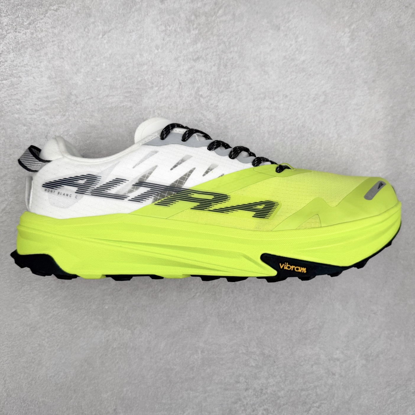 ＃纯原 MONTBLANC/万宝龙 x Altra CARBON Man 舒适时尚简约百搭透气跑步鞋 2009年，长跑精英运动员Golden Harper在美国犹他州创立了“Altra Footwear”，跑鞋特点是采用舒适的FootShape™M（很适鞋楦）设计和独特的BalancedCushioning™（平衡缓冲）技术，帮助遭受伤病困扰的跑者回归跑步，从而迅速积累起良好的口碑。2011年品牌迅速发展，屡获大奖。2015年开始不仅占据全美跑鞋前十，足迹更是遍布全球。2016年Altra正式进入中国市场，凭借独特的品牌风格以及出色的性能表现，三年来获得越来越多普通跑者的喜爱。销售业绩增长迅速，成为中国越野跑市场占有量前三的跑鞋品牌。实拍调校N版已经零色差零失真 百分百还原实物色彩所见即所得 不存在货不对板色差等低级问题 选购参考实物拍摄 不混卖不参货 只用心做好货严格选品 承诺混一赔十 尺码：39 40 40.5 41 42 42.5 43 44 44.5 45 46-选品中心