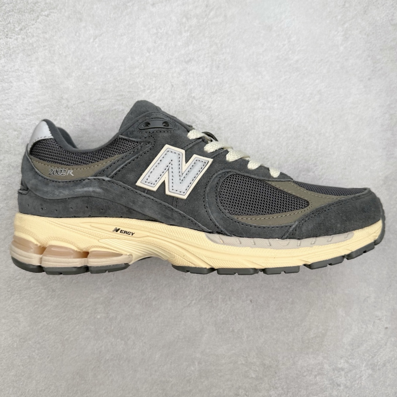 ＃特价福利 New Balance NB2002系列 男女休闲慢跑鞋 必备的时髦单品之一 最新出的2002R系列 这款延续了经典科技 升级版N-ERGY缓震物料机能与材质上脚太舒适了 鞋面的柔软麂皮搭配尼龙网布 特别透气而且还复古感 不管是搭配牛仔裤还工装裤都是百搭！小红书众多博主上脚推荐！实拍调校N版已经零色差零失真 百分百还原实物色彩所见即所得 不存在货不对板色差等低级问题 选购参考实物拍摄 不混卖不参货 只用心做好货严格选品 承诺混一赔十 尺码：36 36.5 37 37.5 38 38.5 39.5 40 40.5 41.5 42 42.5 43 44 45-选品中心