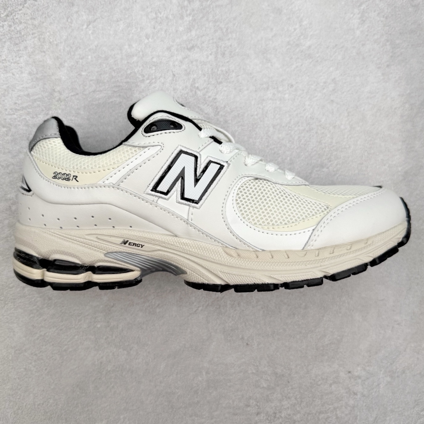＃特价福利 New Balance NB2002系列 男女休闲慢跑鞋 必备的时髦单品之一 最新出的2002R系列 这款延续了经典科技 升级版N-ERGY缓震物料机能与材质上脚太舒适了 鞋面的柔软麂皮搭配尼龙网布 特别透气而且还复古感 不管是搭配牛仔裤还工装裤都是百搭！小红书众多博主上脚推荐！实拍调校N版已经零色差零失真 百分百还原实物色彩所见即所得 不存在货不对板色差等低级问题 选购参考实物拍摄 不混卖不参货 只用心做好货严格选品 承诺混一赔十 尺码：36 36.5 37 37.5 38 38.5 39.5 40 40.5 41.5 42 42.5 43 44 45-选品中心
